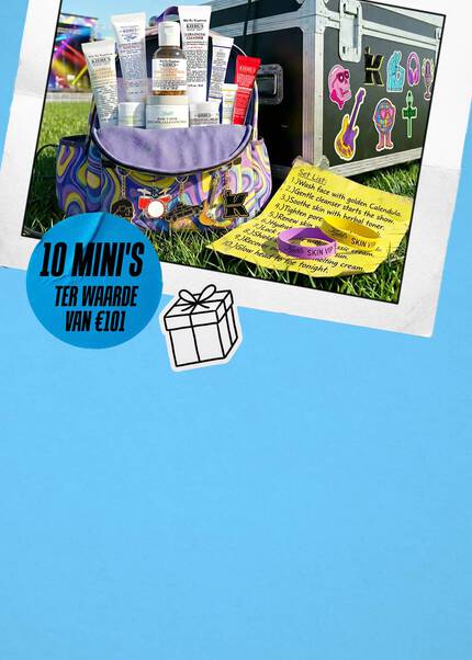 Een promotionele banner van Kiehl's in festivalthema met een kleurrijke reistas vol met 10 mini huidverzorgingsproducten, staand op het gras naast een zwarte flightcase met stickers. Een gele 'Set List' en festivalbandjes liggen op de voorgrond.