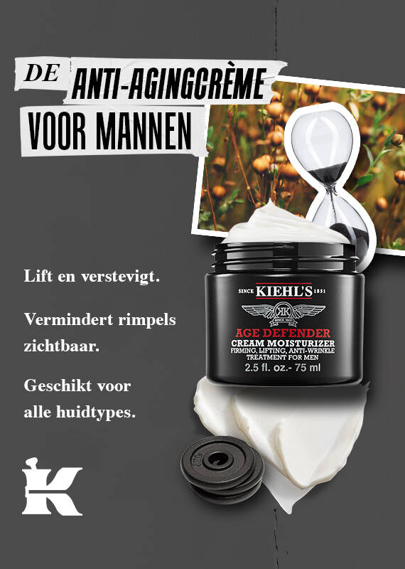 Een visual voor Kiehl's "Age Defender Cream Moisturizer" voor mannen op een donkergrijze, gestructureerde achtergrond. Centraal staat een geopend zwart potje van 75 ml met witte creme, waarvan een dikke veeg onder het potje is uitgesmeerd. Bovenaan staat de titel in een 'geplakte stroken'-stijl: "DE ANTI-AGINGCREME VOOR MANNEN". Het visuele ontwerp bevat verschillende symbolische elementen: rechtsboven een zandloper met zwart zand en een kleine polaroid-foto van vlasplanten (linzaad). Onderaan het potje liggen drie kleine zwarte fitnessgewichten, wat duidt op kracht en versteviging. Aan de linkerkant staan de belangrijkste productvoordelen: "Lift en verstevigt", "Vermindert rimpels zichtbaar" en "Geschikt voor alle huidtypes". Linksonder staat het iconische witte "K"-logo van Kiehl’s.