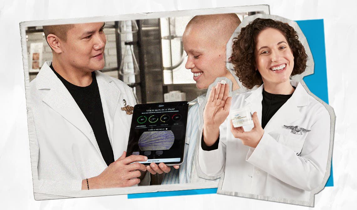 Een man in een labjas laat een tablet met huidanalyseresultaten zien aan een glimlachend persoon, terwijl een vrouw in een labjas naar de kijker glimlacht terwijl ze een potje met producten vasthoudt, allemaal tegen een labachtige achtergrond met blauwe accenten.