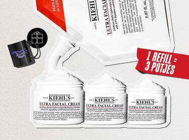 Promotionele afbeelding van Kiehl's Ultra Facial Cream. Bovenaan knijpt een witte navulverpakking (recharge) een stroom witte gezichtscreme uit die zich verdeelt over drie geopende potten van de Ultra Facial Cream. Aan de rechterkant staat een rode, schuine banner met de witte tekst "1 REFILL = 3 POTJES". Linksboven is een zwarte mok afgebeeld met het paarse logo "My Kiehl's Rewards", vergezeld van een rond zwart icoontje met de witte omtrek van een cadeautje.