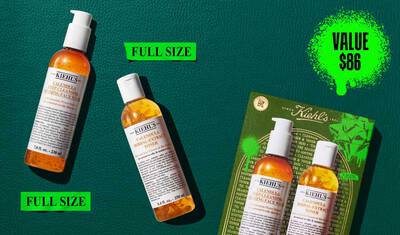 Une image, sur un fond texture vert fonce, presente deux bouteilles de taille standard : "Kiehl's Calendula Deep Cleansing Foaming Face Wash" et "Kiehl's Calendula Herbal-Extract Toner", toutes deux avec un emballage transparent et un liquide de couleur ambre. Chaque bouteille est etiquetee "FULL SIZE" en vert vif. Sur la droite, une boite cadeau Kiehl's verte et doree presente les memes deux produits. Dans le coin superieur droit, une eclaboussure de peinture vert vif contient le texte.