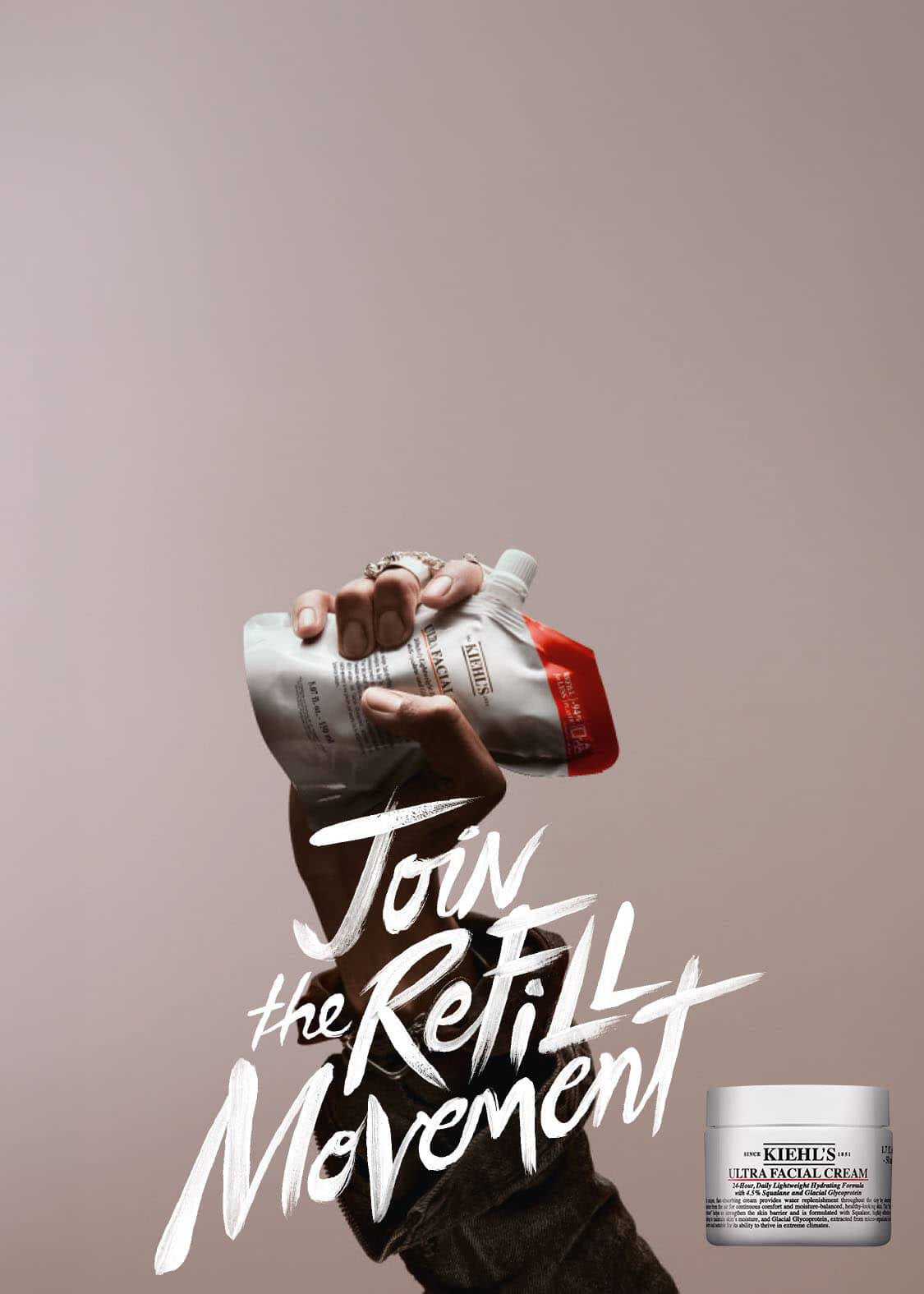 Reclamebanner met een opgeheven hand die een witte « Ultra Facial » navulverpakking van Kiehl's stevig vasthoudt tegen een minimalistische taupe achtergrond. Naast de handgeschreven witte tekst 'Join the Refill Movement' staat de paginatitel 'ONTDEK ONS ASSORTIMENT REFILLS' en de ondertitel 'Bespaar op je favoriete producten zonder je routine te veranderen. Vul je vertrouwde formules eenvoudig na voor hetzelfde resultaat, maar voor een veel slimmere prijs.', met daaronder een zwarte knop 'Ontdek nu'.