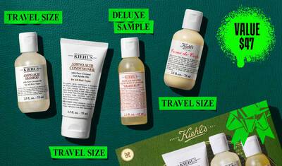 Une image a plat sur un fond vert fonce presente un ensemble de produits Kiehl's, mis en evidence par un graphique de prix valeur vert vif. L'ensemble comprend quatre produits format voyage : a gauche, une bouteille de 75 ml de Kiehl's Amino Acid Shampoo ; a cote, un tube de 75 ml de Kiehl's Amino Acid Conditioner ; au centre, une bouteille echantillon de luxe de 65 ml de Kiehl's Bath and Shower Liquid Body Cleanser au parfum 'Pamplemousse' ; et a droite, une bouteille de 75 ml de Kiehl's Creme de Corps. Une boite cadeau Kiehl's verte avec un graphique de ruban proeminent est partiellement visible dans le coin inferieur droit de l'image.