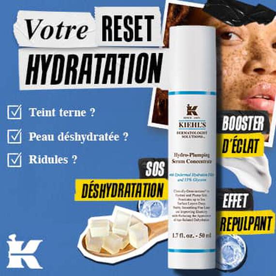 Une publicite promotionnelle sous forme de collage sur un fond bleu texture pour le soin Kiehl's Hydro-Plumping Serum Concentrate. En haut, une bande de papier dechire affiche le titre "Jouw HYDRATATIE-RESET", accompagnee d'une liste a cocher demandant "Doffe huid?" (Peau terne ?), "Gedehydrateerd?" (Deshydratee ?) et "Fijne lijntjes?" (Ridules ?). Au centre se dresse le flacon-pompe blanc du serum, entoure d'etiquettes colorees indiquant "DEHYDRATATIE SOS", "GLOW-BOOSTER" et "PLUMP EFFECT". En haut a droite, une photo d'une personne aux taches de rousseur est fixee avec du ruban adhesif noir, tandis qu'en bas, une cuillere en bois contenant des cubes de gel transparents cotoie des textures de gel liquide et le logo blanc "K" de Kiehl's dans le coin inferieur gauche.