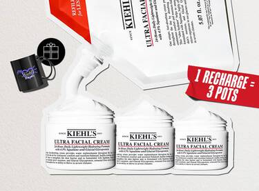 Image promotionnelle pour la creme Ultra Facial Cream de Kiehl's. En haut, une eco-recharge blanche verse une texture cremeuse blanche qui remplit trois pots ouverts de creme hydratante. Sur le cote droit, un bandeau rouge indique en blanc "1 RECHARGE = 3 POTS". En haut a gauche, on apercoit un mug noir avec le logo violet "My Kiehl's Rewards" et une icone ronde representant un cadeau stylise.