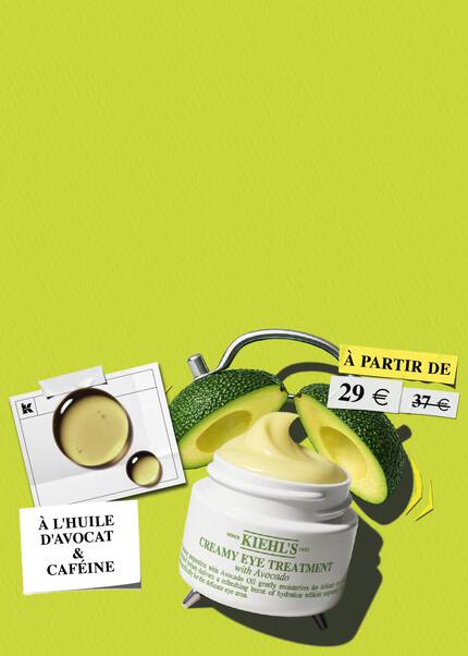 Une banniere publicitaire de la marque Kiehl's sur un fond uni vert lime legerement texture. Au centre, en bas, se trouve un pot blanc ouvert du soin pour le contour des yeux "Kiehl's Creamy Eye Treatment with Avocado", laissant apparaitre sa texture cremeuse jaune clair qui s'enroule delicatement. Le pot est concu de maniere ludique sous la forme d'un reveil classique, dote de petits pieds metalliques argentes a sa base et d'une cloche de reveil sur le dessus. Derriere le pot se trouvent deux moities d'un avocat frais et mur. Sur le cote gauche, une petite photo blanche de style Polaroid, fixee avec du ruban adhesif, montre des gouttes d'huile brillantes (huile d'avocat).