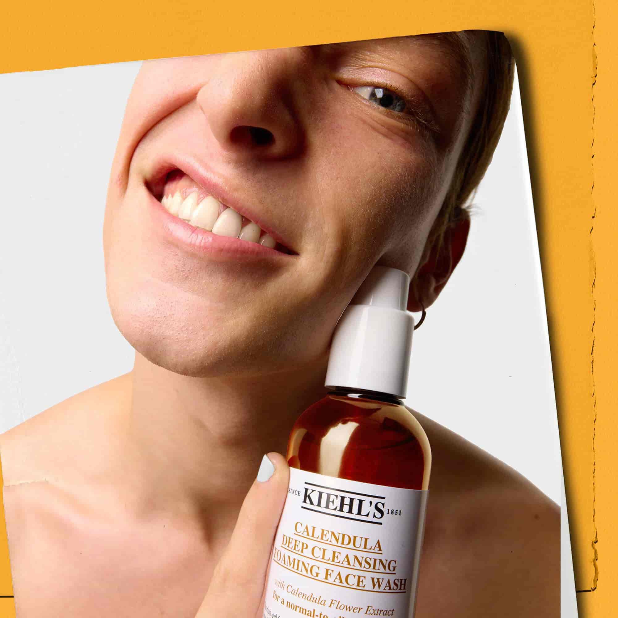 Mannequin tenant un flacon du Nettoyant Moussant au Calendula Kiehl's