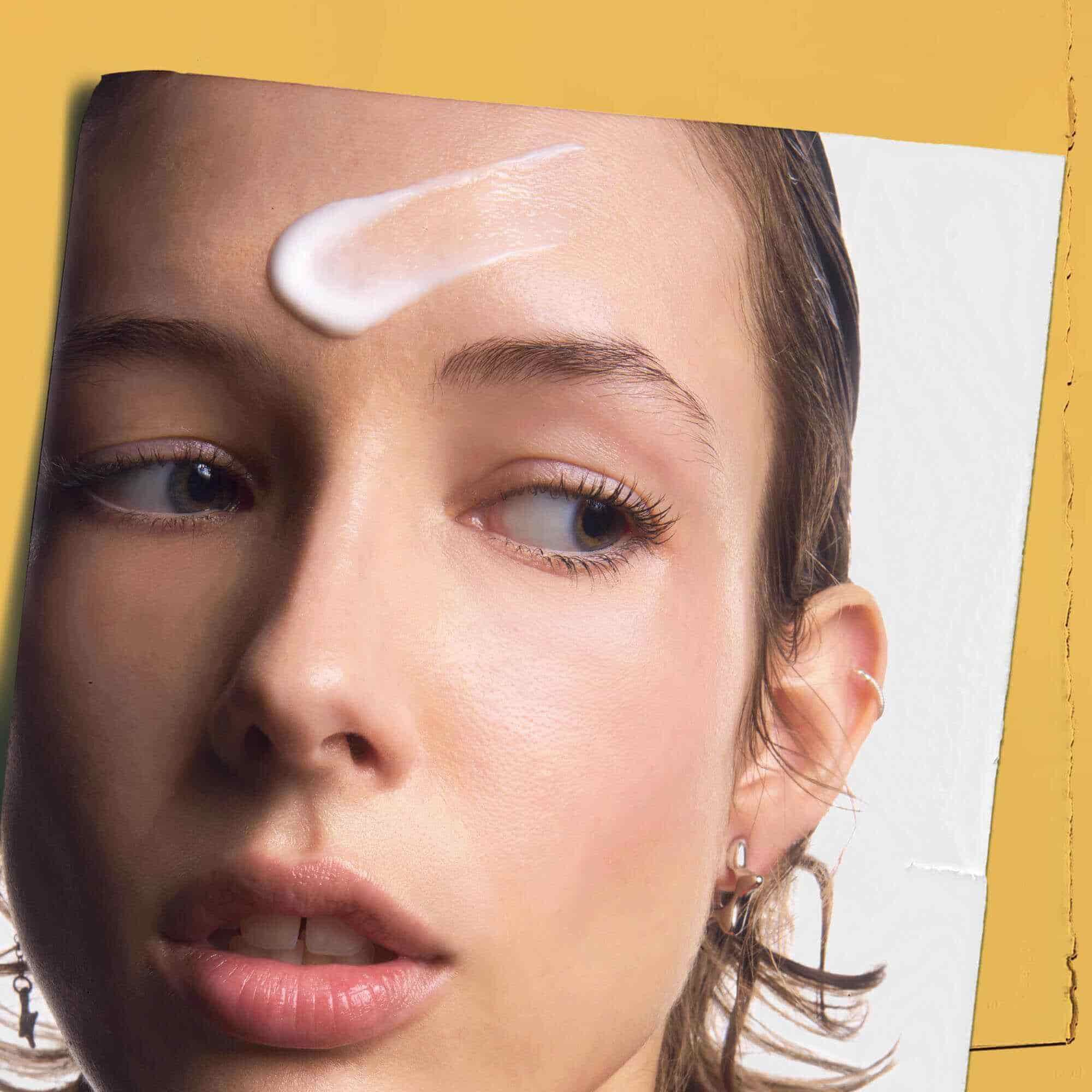 Powerful-Strength Line-Reducing Concentrate applique sur le front d'une personne, illustrant son utilisation.