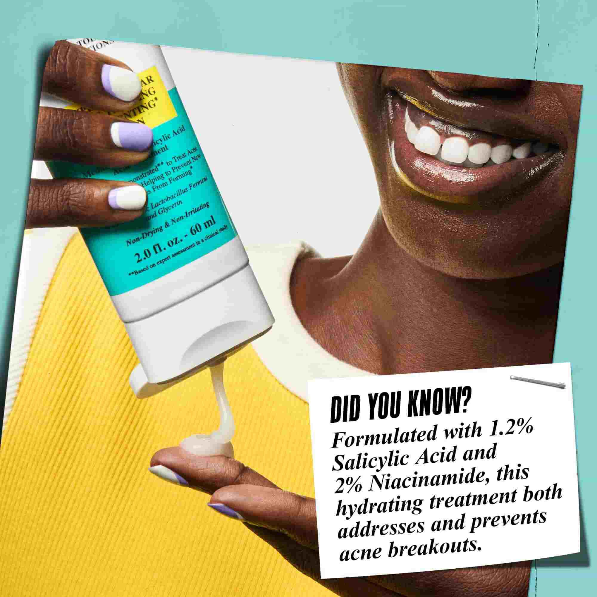 Une main tenant la lotion Expertly Clear Blemish-Treating & Preventing Lotion avec le texte : « Le saviez-vous ? Formule avec 1,2 % d'acide salicylique et 2 % de niacinamide, ce soin hydratant traite et previent l'acne active. »