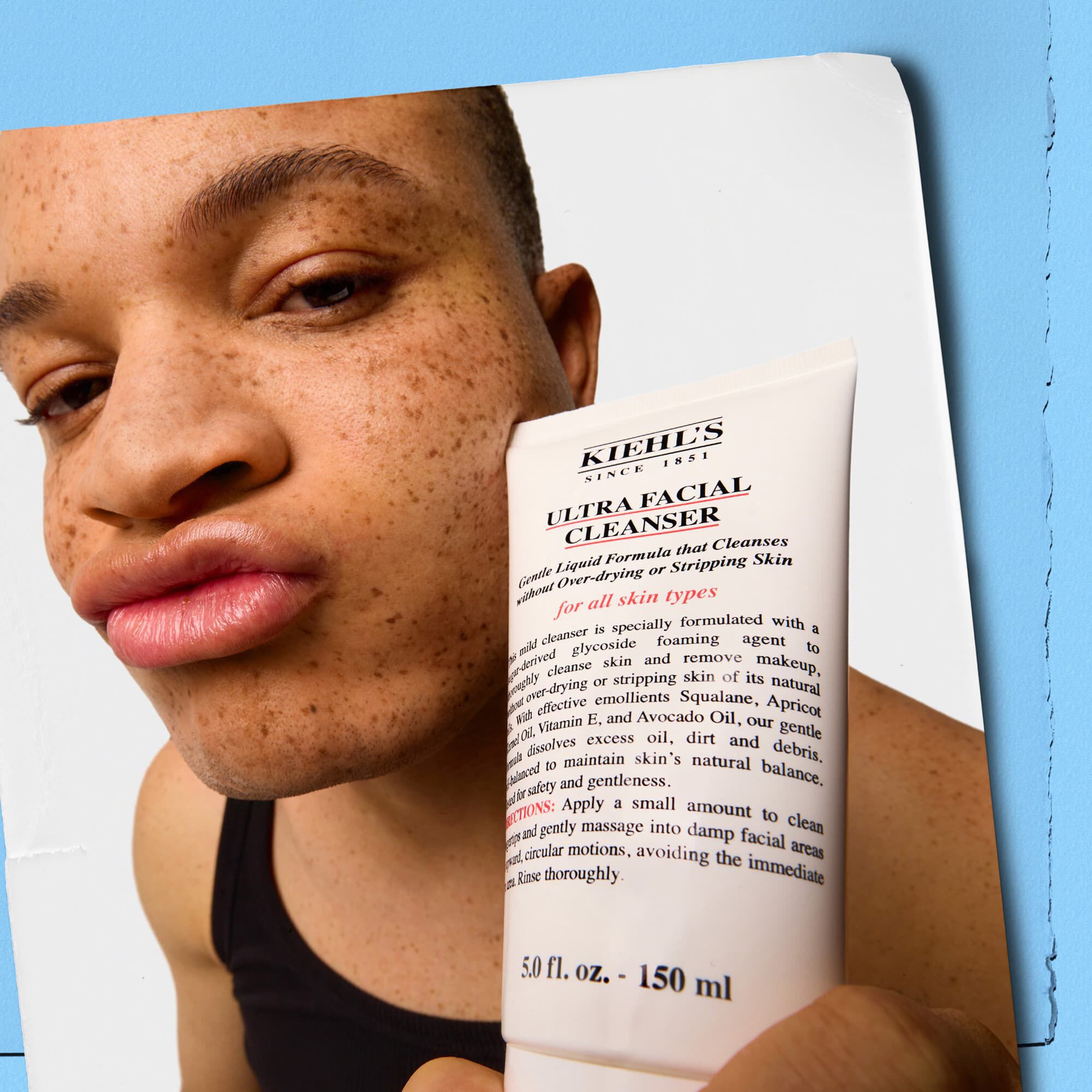 Mannequin tenant un tube de l'Ultra Facial Cleanser de Kiehl's