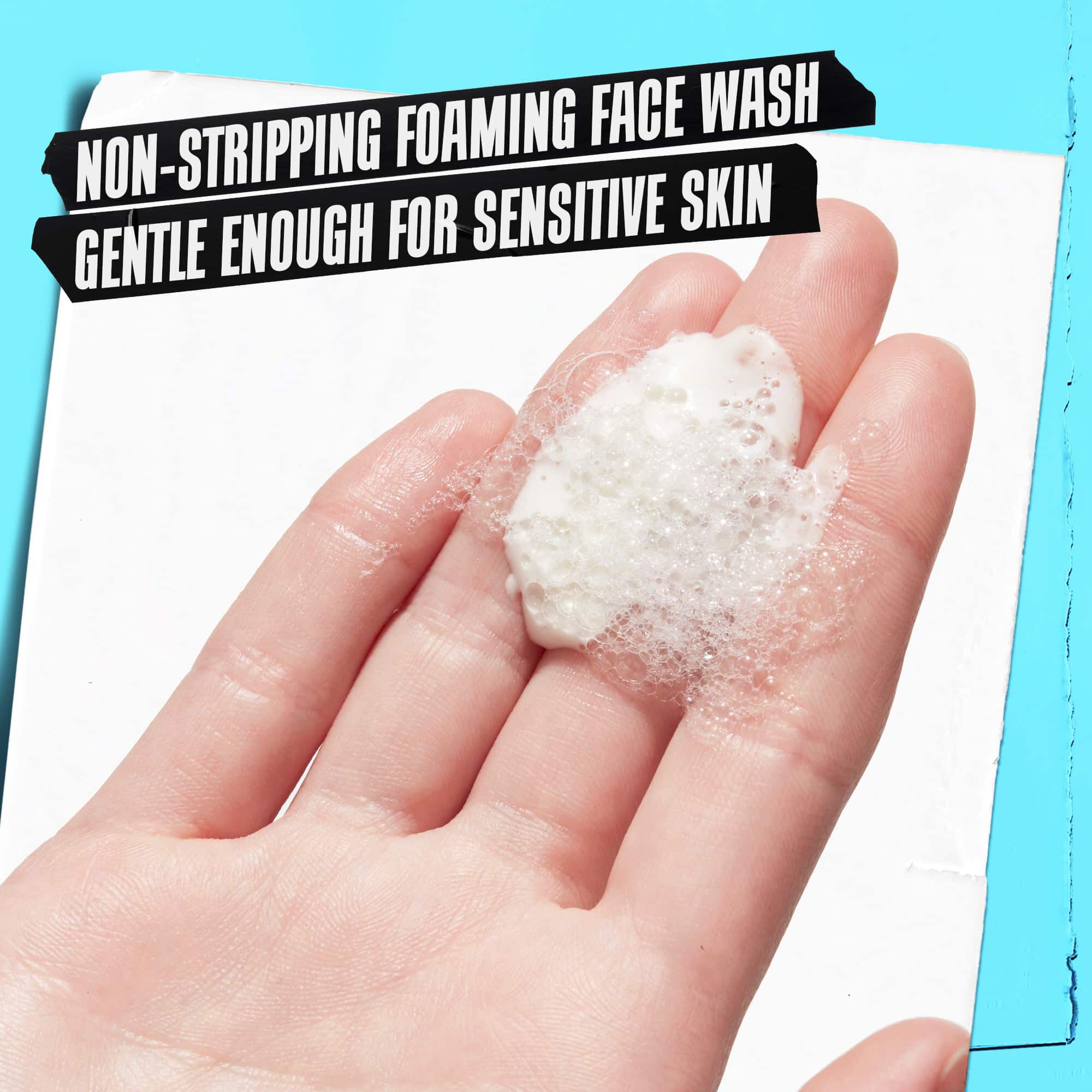 Een hand die Ultra Facial Oil-Free Cleanser schuim vasthoudt, gelabeld "Niet-uitdrogende schuimende wasgel, zacht genoeg voor de gevoelige huid."