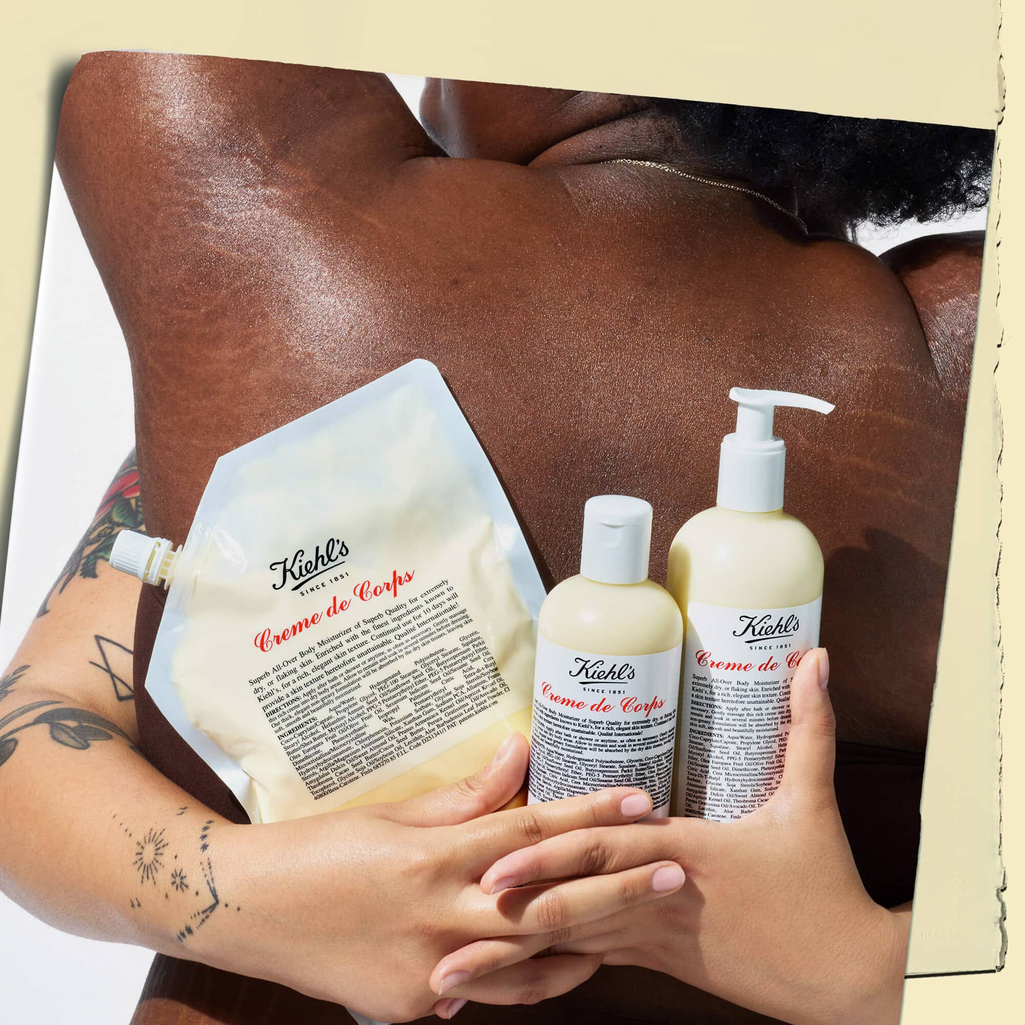 Twee modellen omhelzen elkaar en houden drie flessen Creme de Corps in verschillende formaten vast