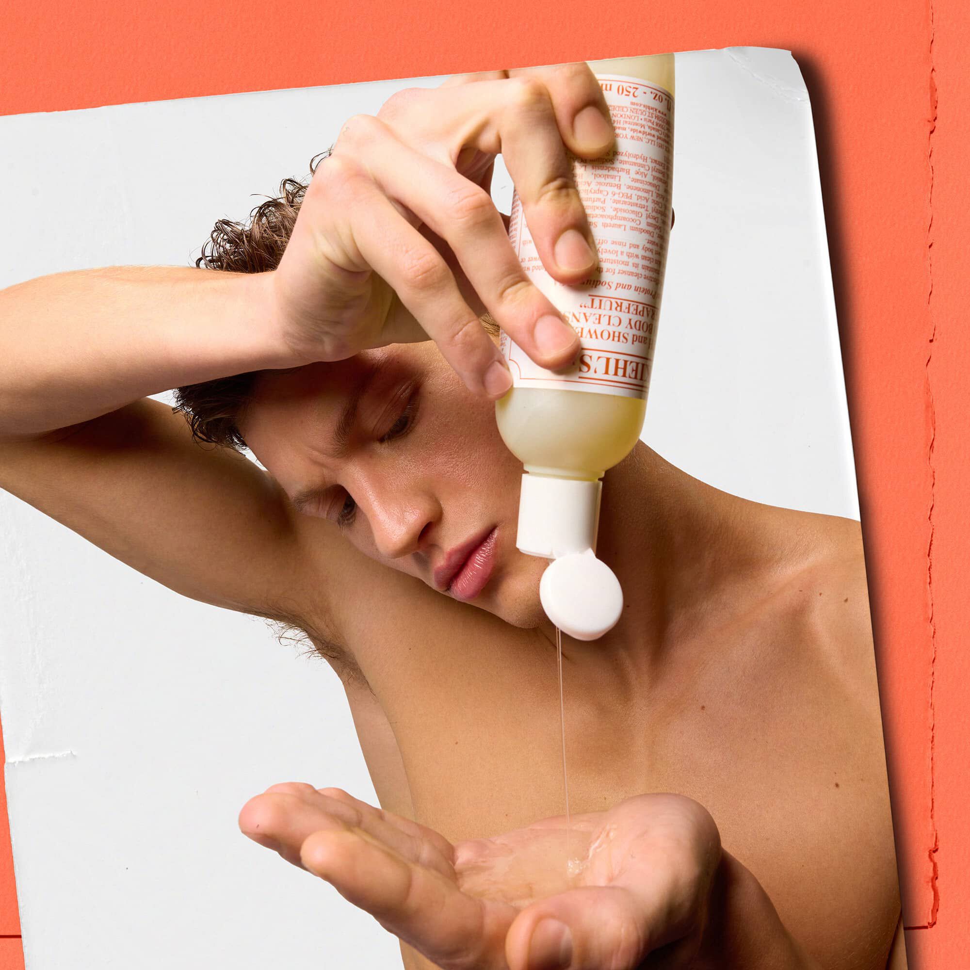 Model giet Kiehl's Grapefruit Liquid Body Cleanser in de hand
