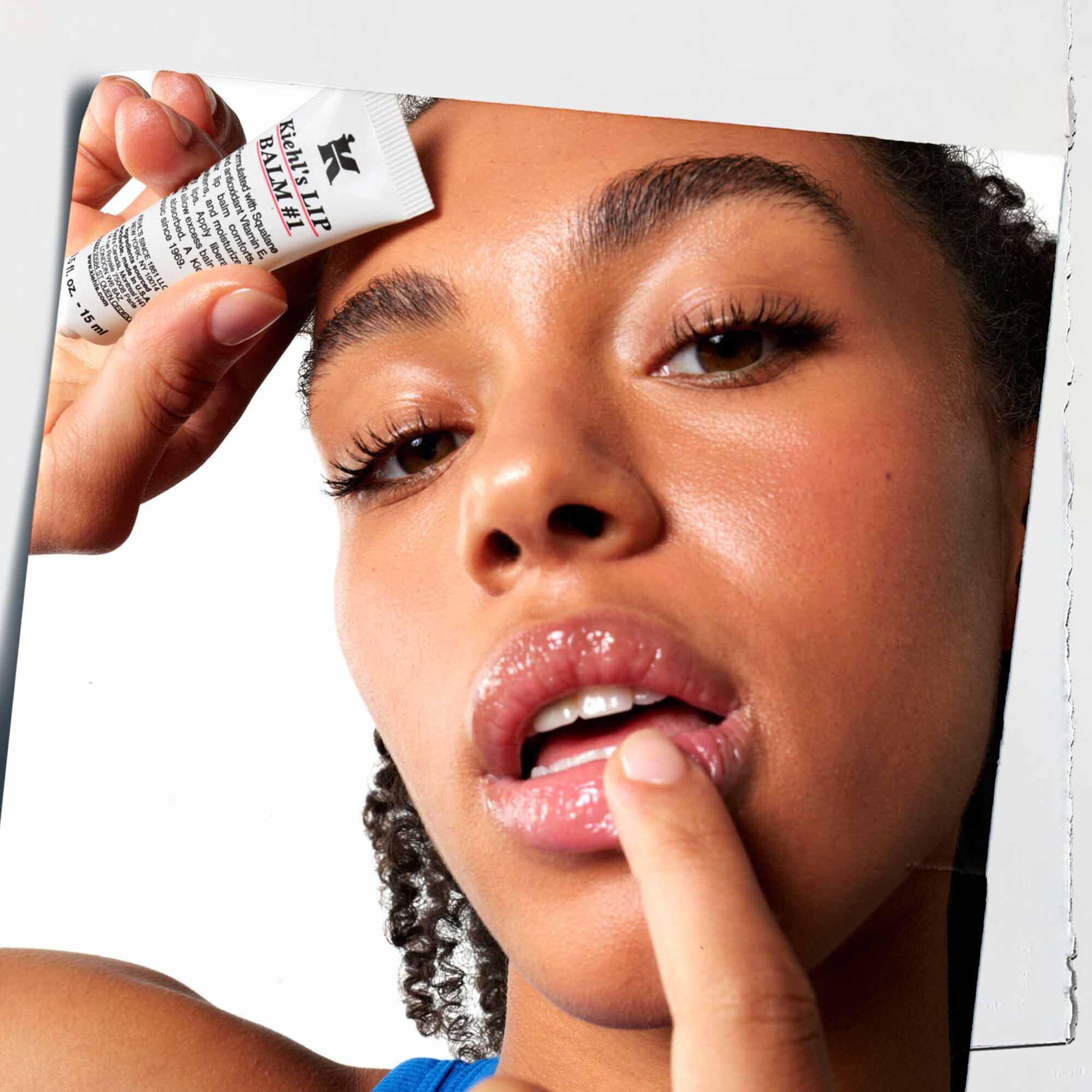 Application du Lip Balm #1 sur les levres, montrant son utilisation sur la peau.