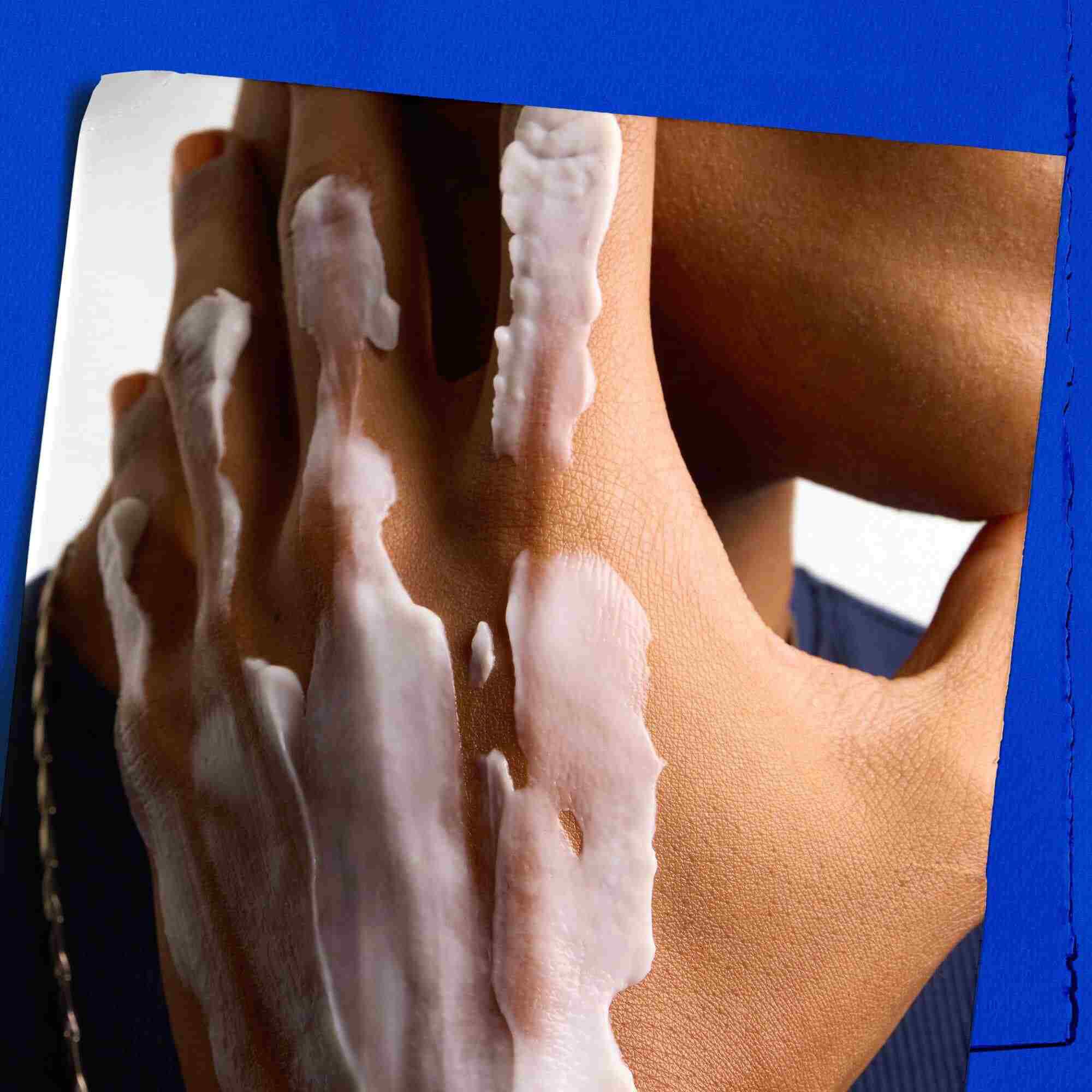 Textuurvoorbeeld op de hand van een model met Kiehl's Ultimate Strength Hand Salve