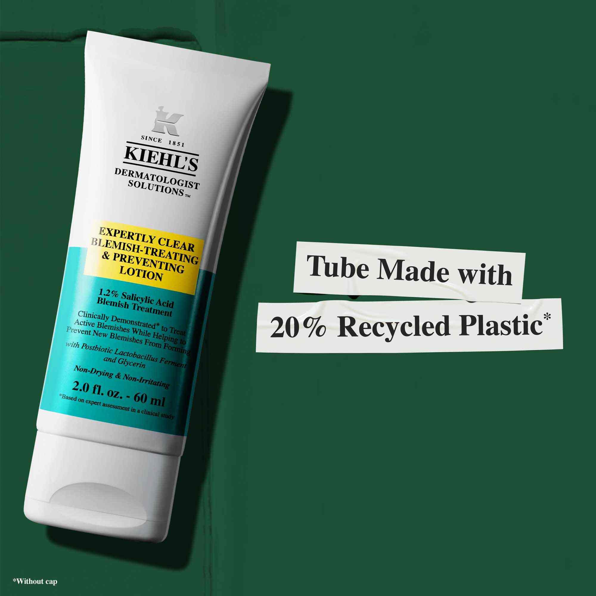 Un tube de lotion Expertly Clear Blemish-Treating & Preventing Lotion avec un texte soulignant les engagements durables : « Tube fabrique avec 20 % de plastique recycle. »