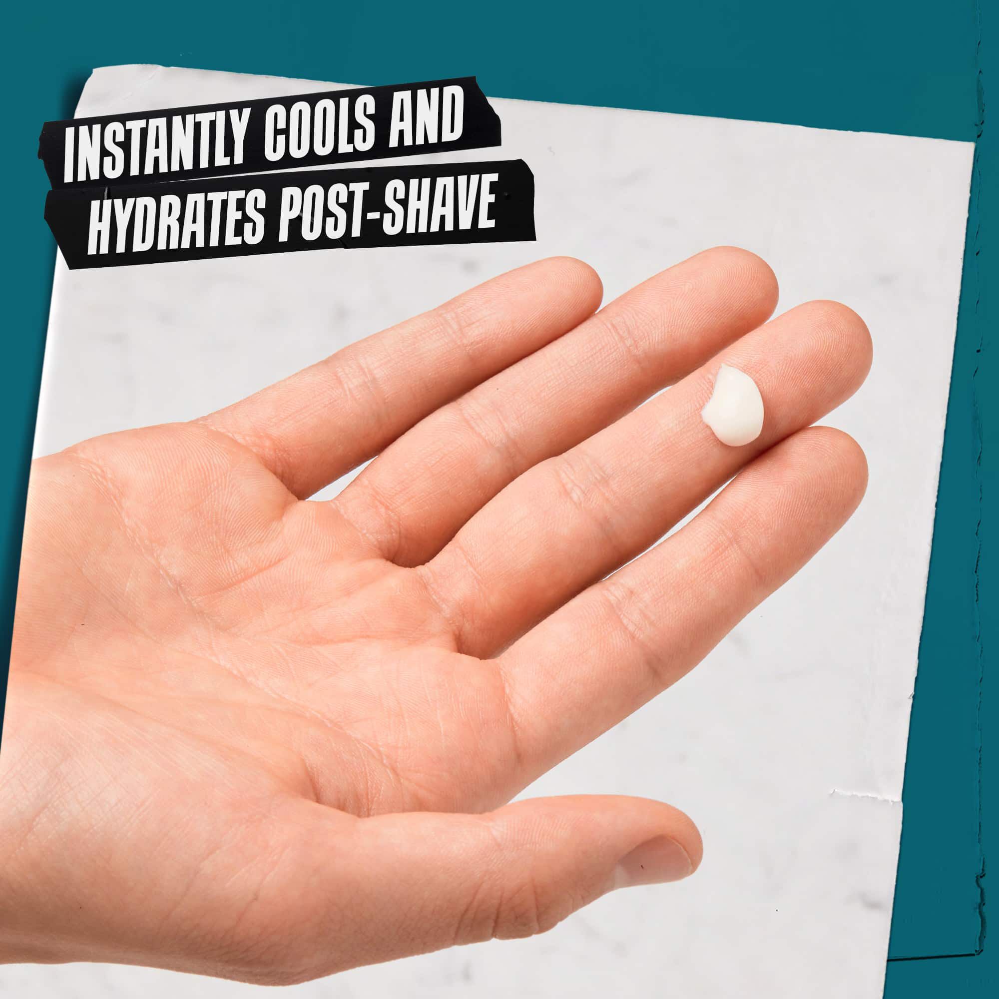 Main avec une petite quantite de Close Shavers Squadron Smooth Glider Precision Shave Lotion. Le texte indique « Rafraichit et apaise instantanement apres le rasage. »