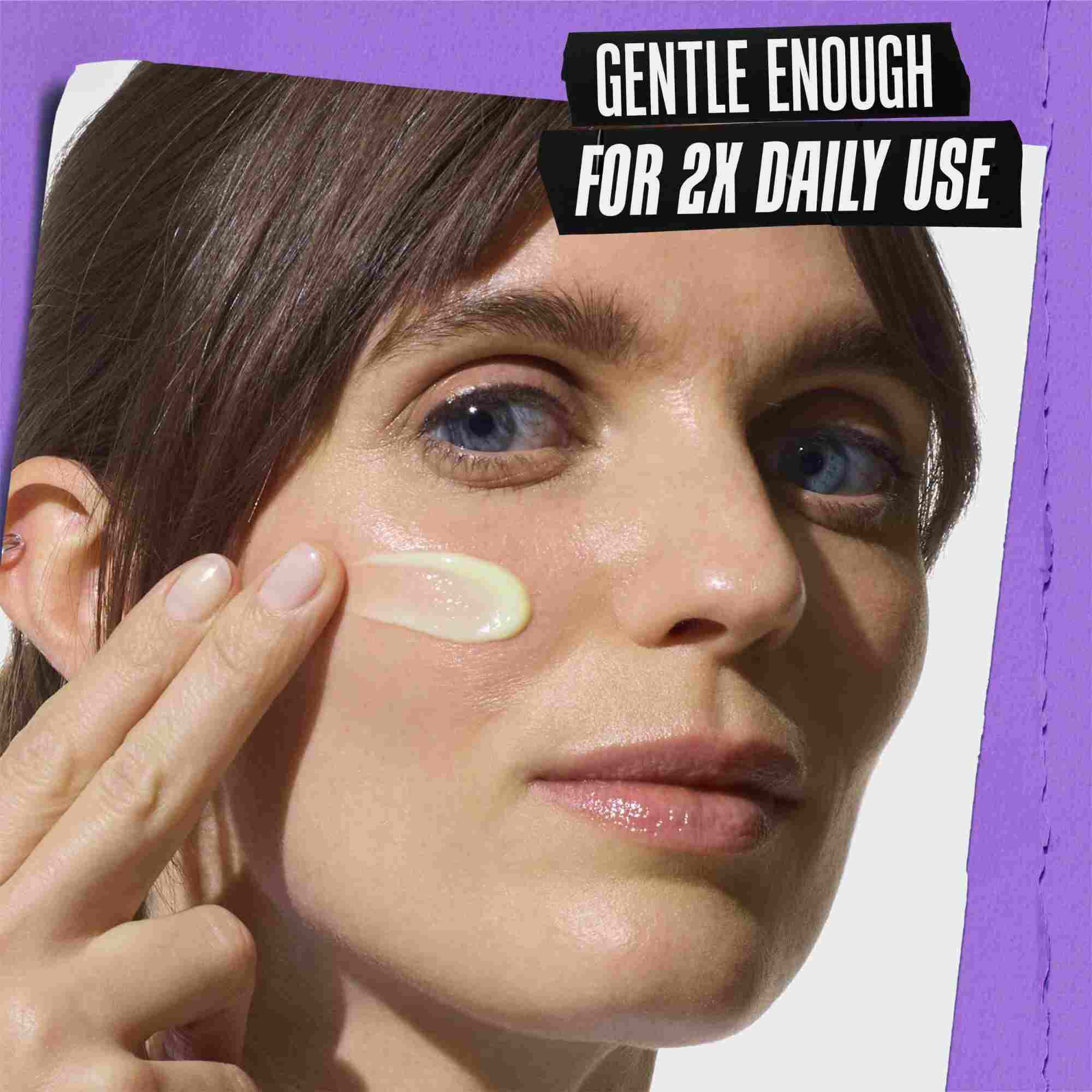 Mannequin avec un echantillon du Kiehl's Retinol Skin-Renewing Daily Micro-Dose sur le visage