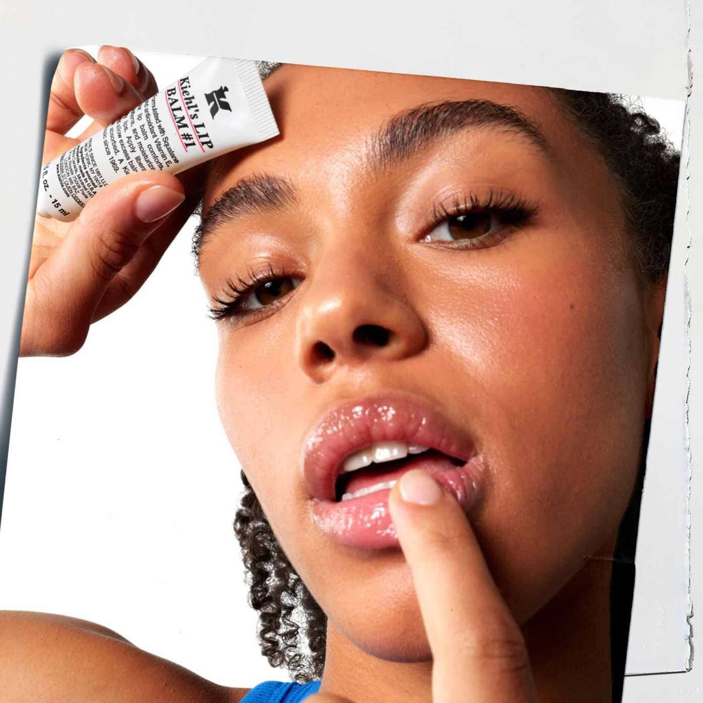 Lip Balm #1 wordt aangebracht op de lippen, wat het gebruik op de huid laat zien.