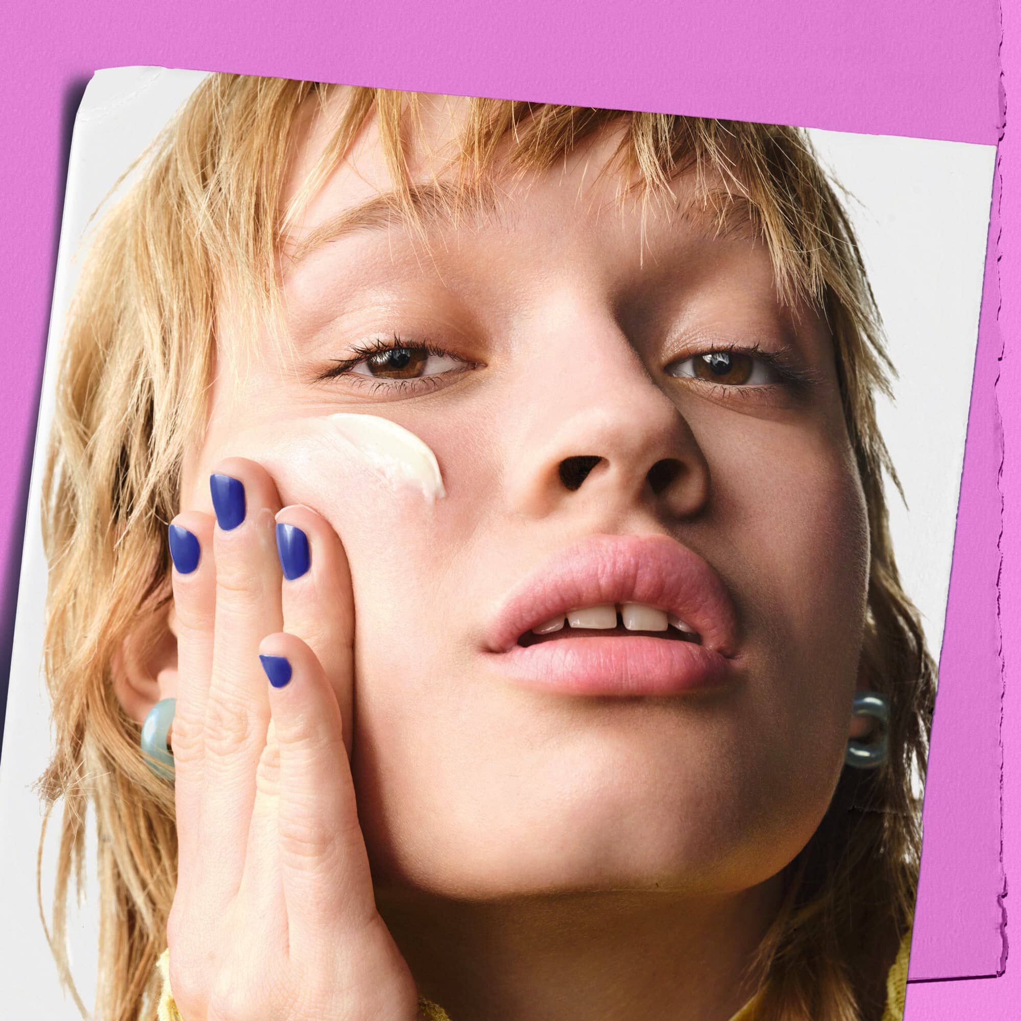 Mannequin appliquant la Super Multi-Corrective Cream Kiehl's sur sa joue