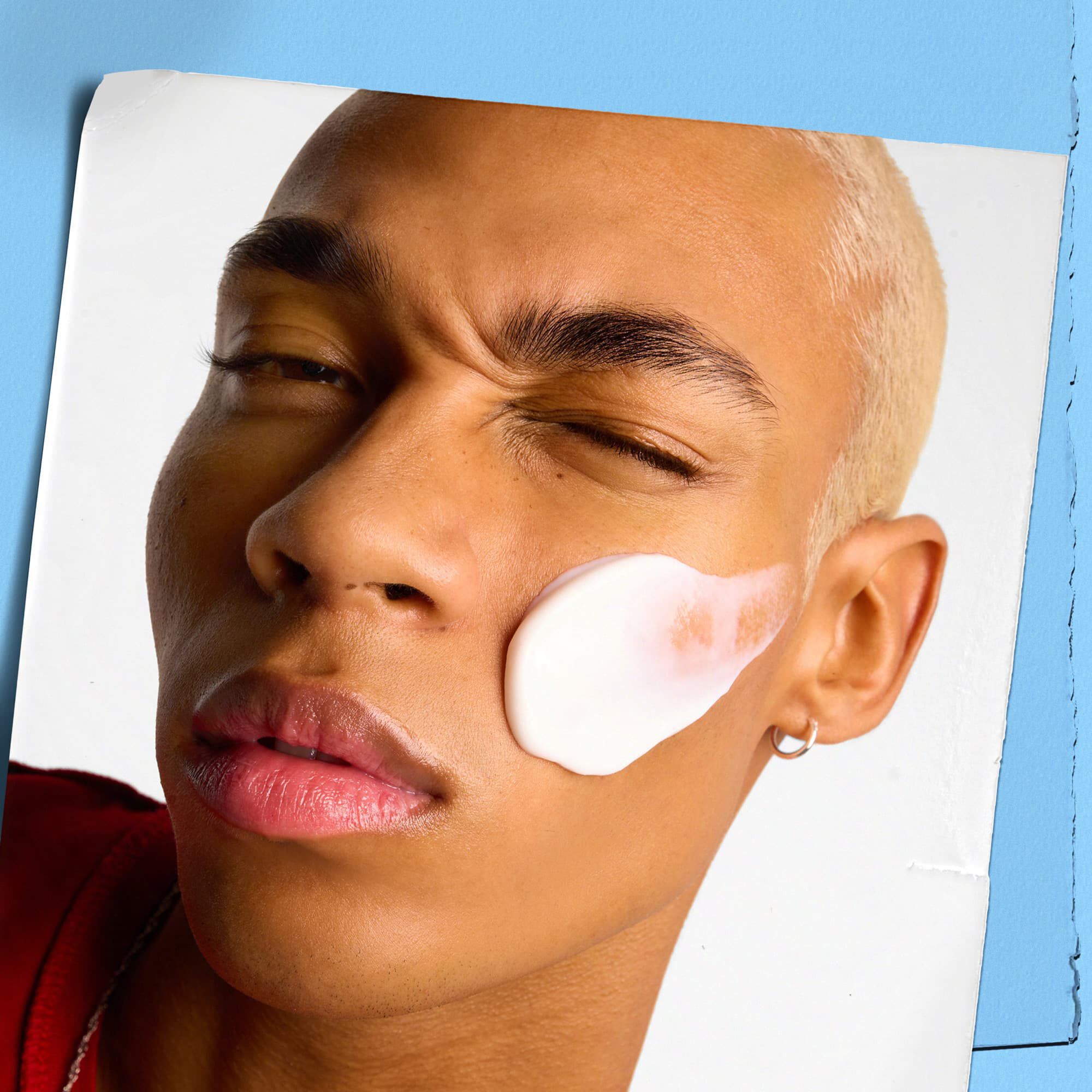 Mannequin appliquant la creme Ultra Facial de Kiehl's sur son visage