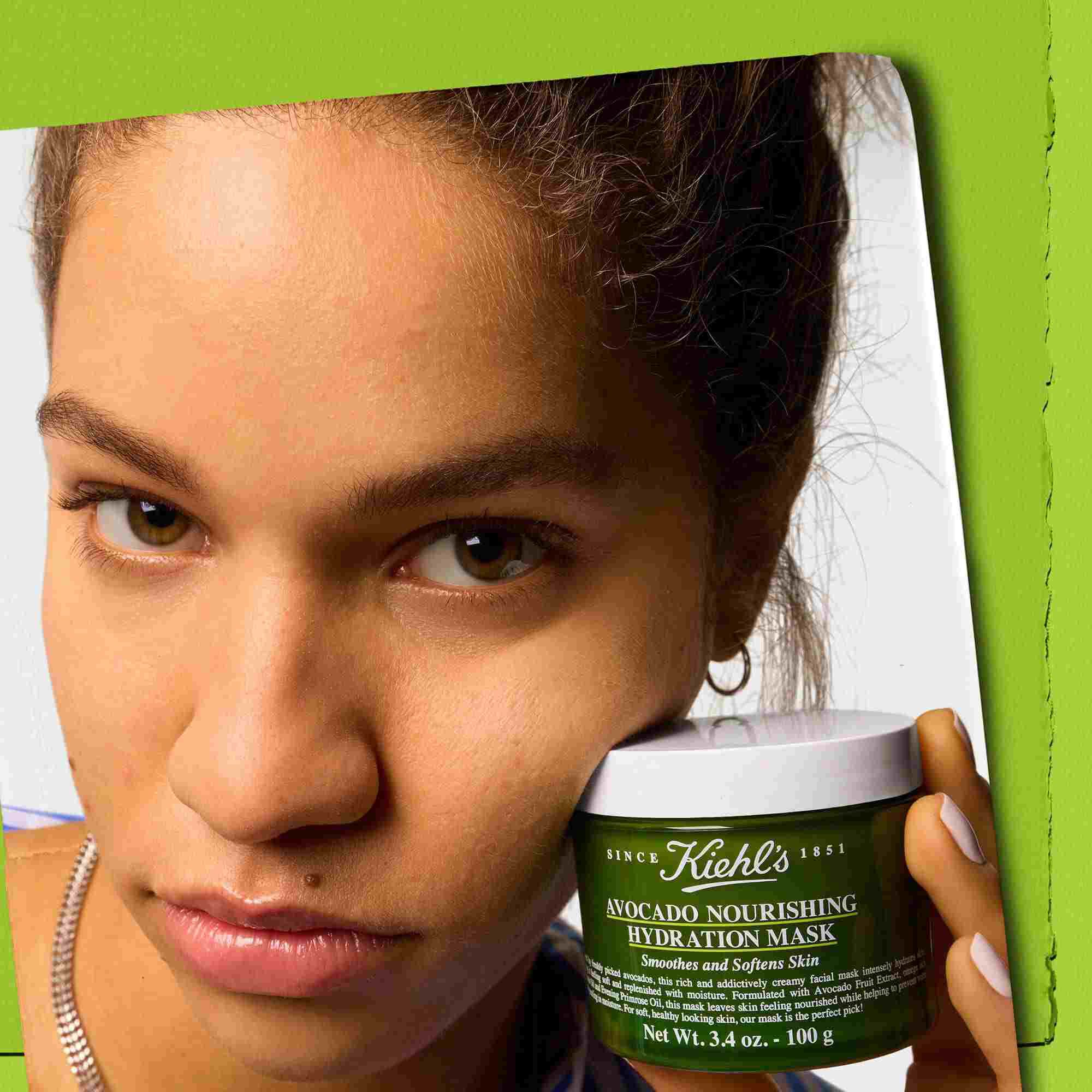 Mannequin tenant un pot de Masque Hydratant Nourrissant a l'Avocat Kiehl's - Lisse et adoucit la peau