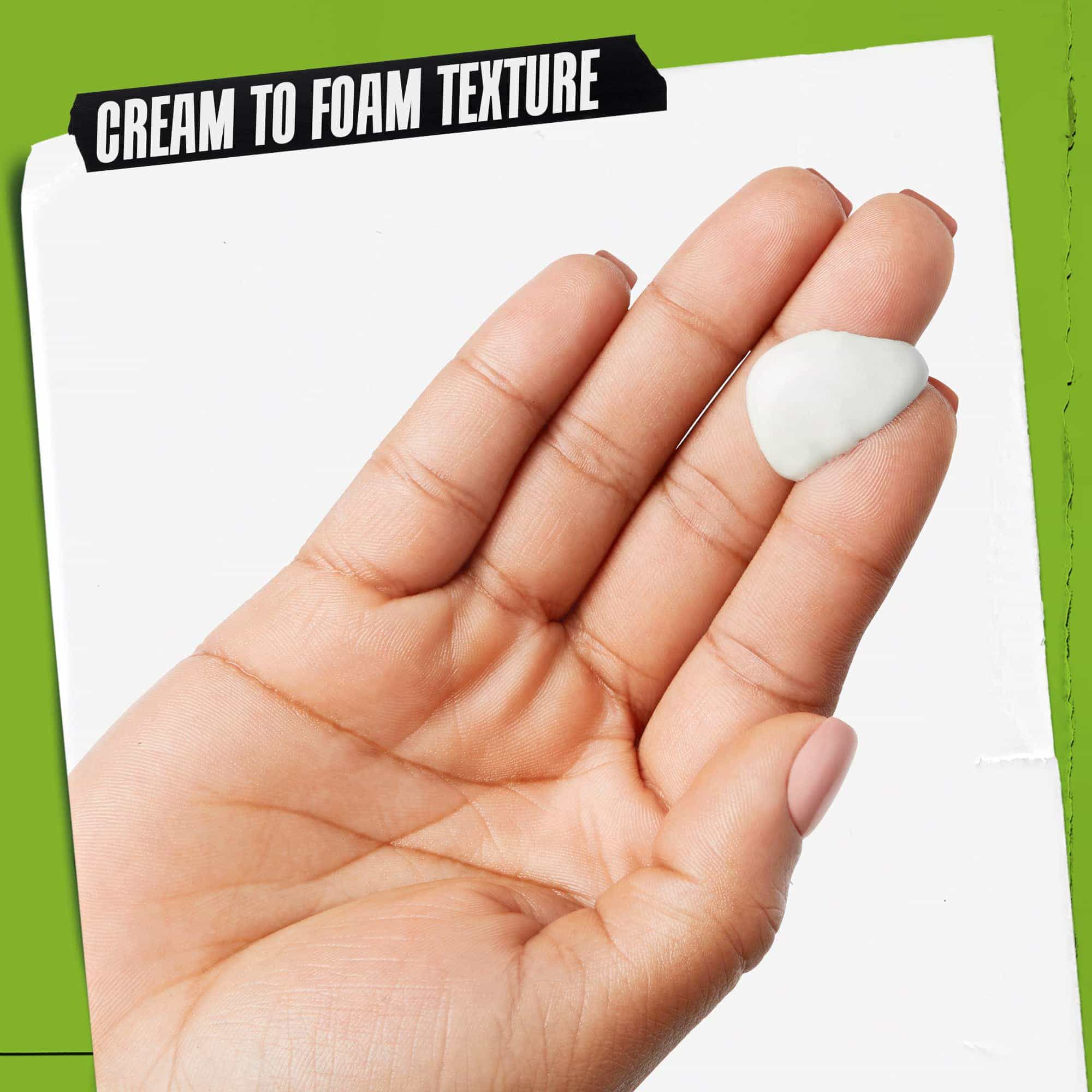 Une main avec du nettoyant Rare Earth Deep Pore Daily Cleanser. Le texte souligne : « Texture creme se transformant en mousse ».