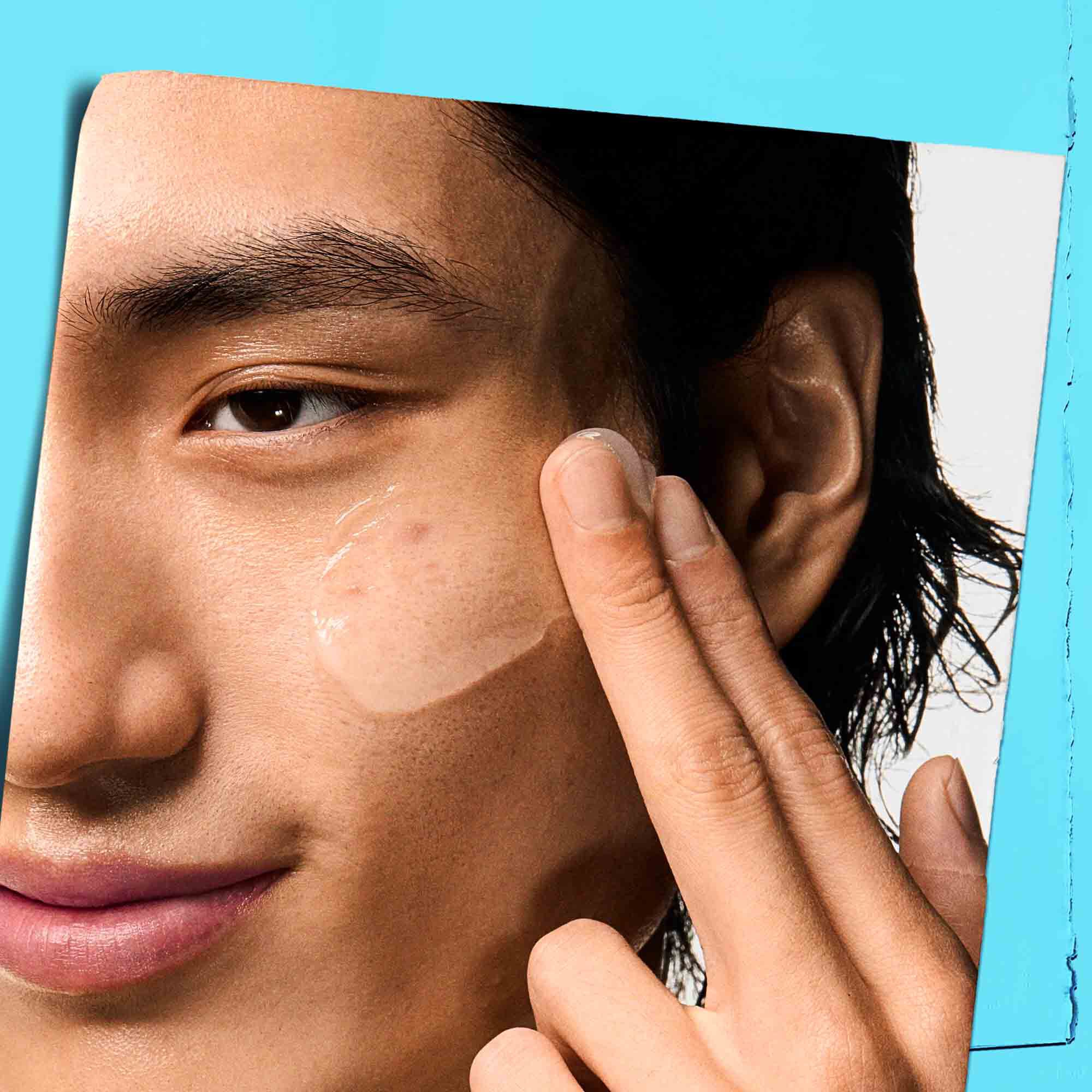 Gel-creme Ultra Facial Oil-Free Gel Cream applique sur le visage d'un mannequin.