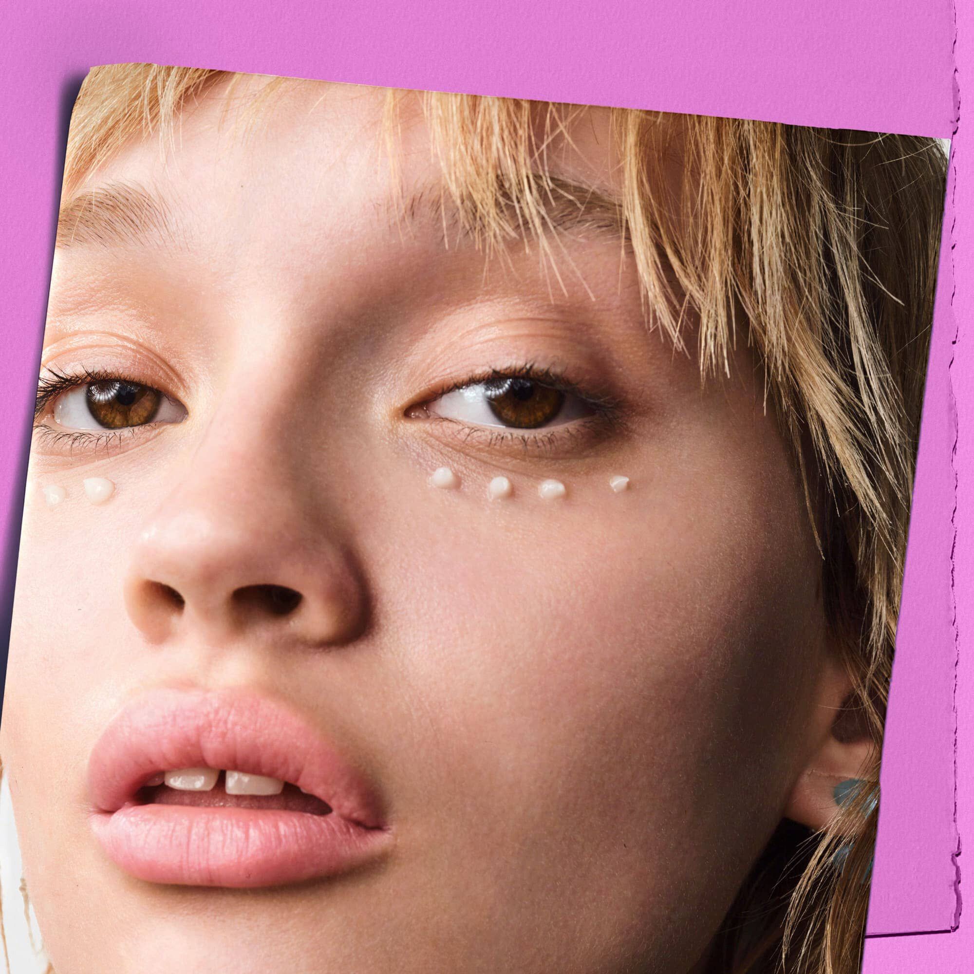 Mannequin avec des touches de Soin Yeux Zone Regard Super Multi-Corrective Kiehl's sous les yeux