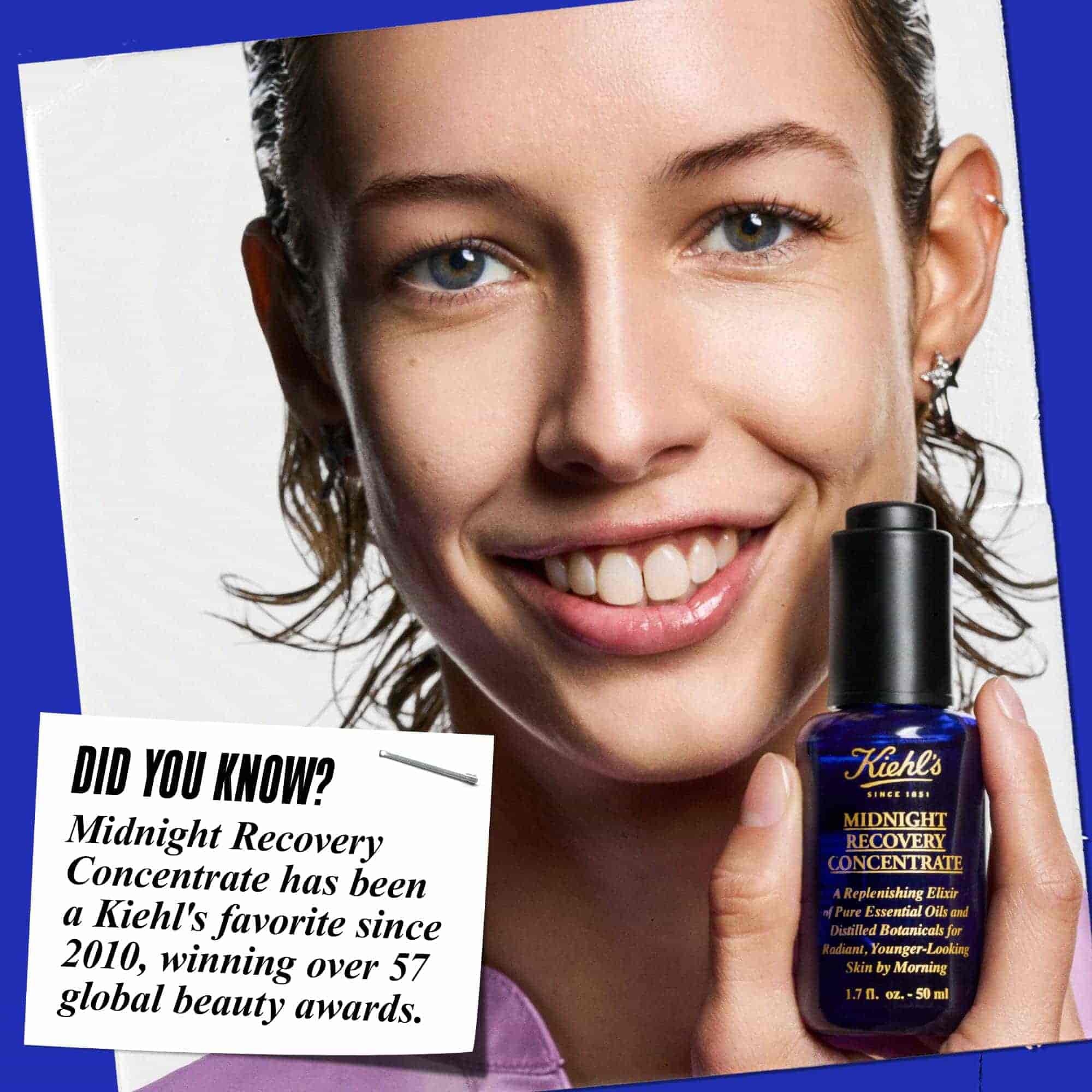 Een persoon die een fles Midnight Recovery Concentrate gezichtsolie vasthoudt en glimlacht. Tekst luidt: "Wist je dat? Midnight Recovery Concentrate is sinds 2010 een favoriet van Kiehl's en heeft meer dan 57 wereldwijde schoonheidsprijzen gewonnen."