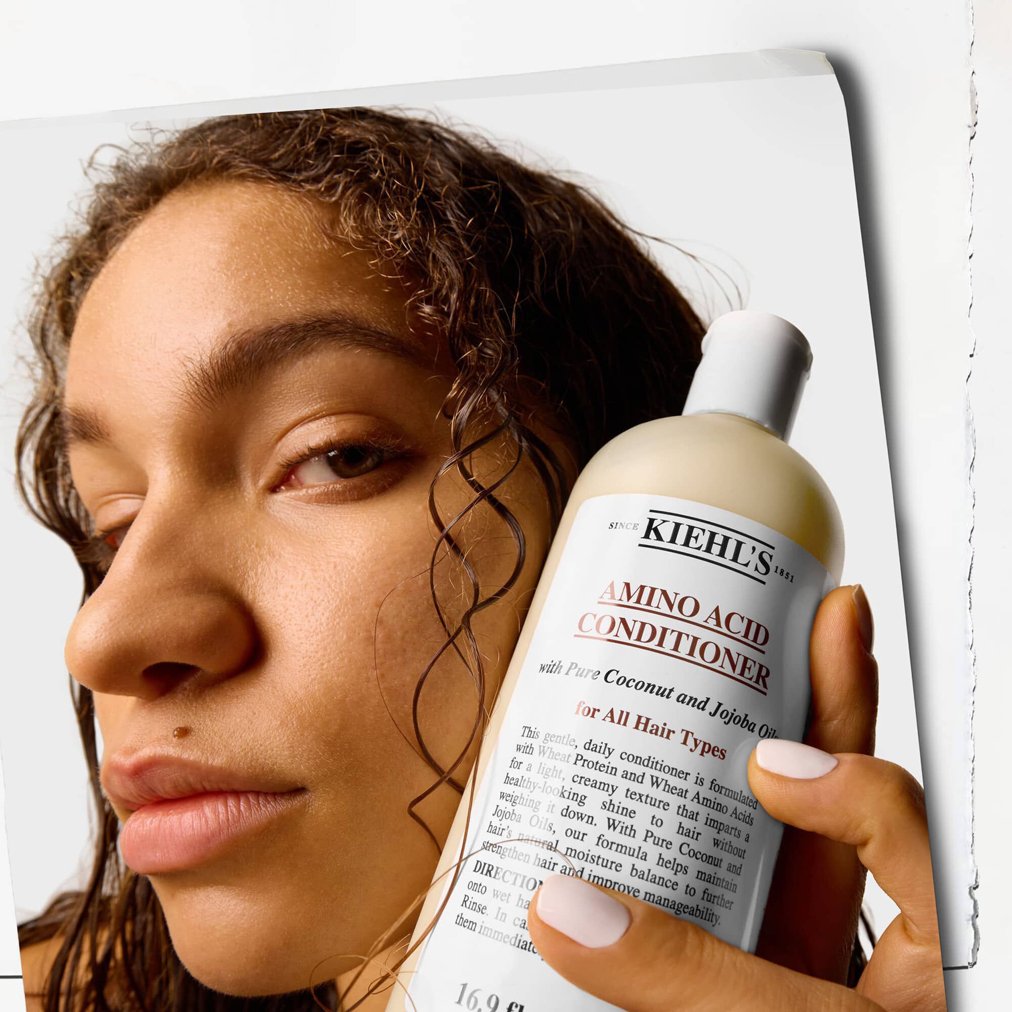 Modele tenant le conditionneur d’acides amines Kiehl’s