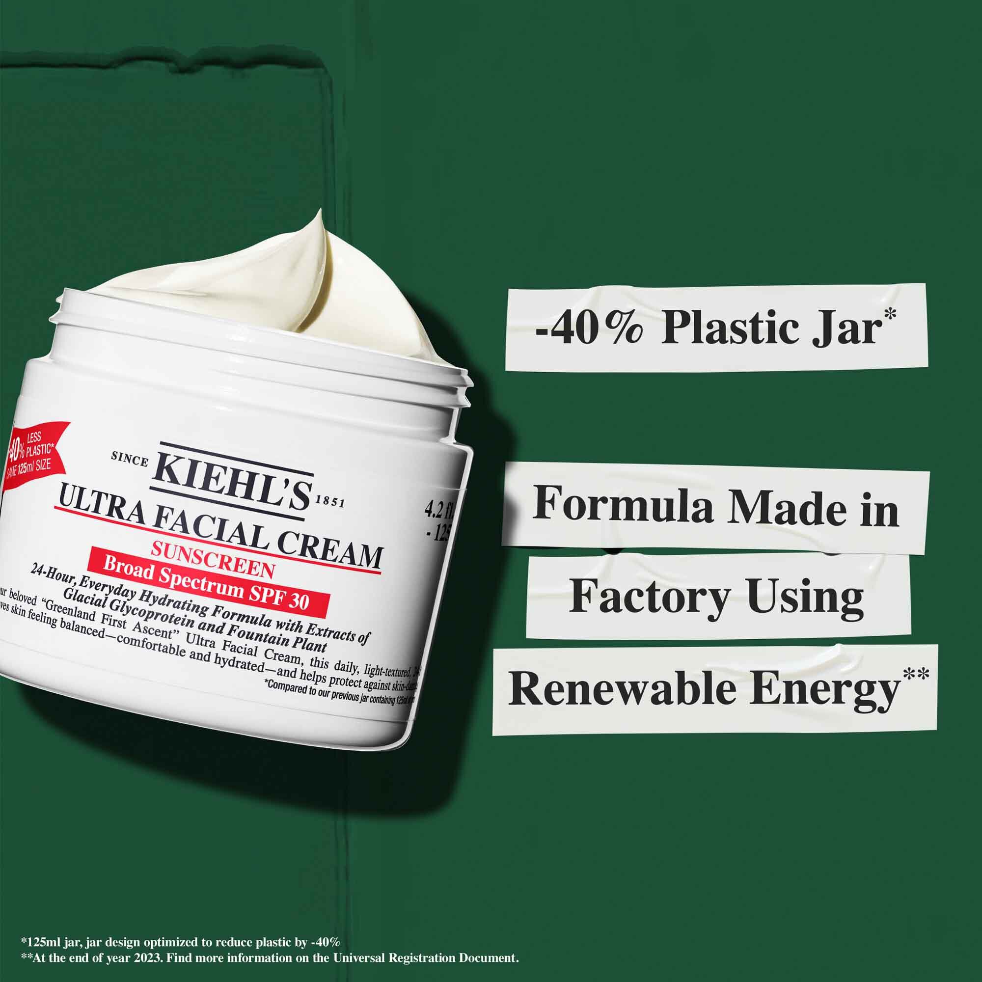 Un pot de creme Ultra Facial Cream SPF 30 avec un texte soulignant les engagements durables : « Pot en plastique reduit de 40 % » et « Formule fabriquee dans une usine utilisant de l'energie renouvelable. »