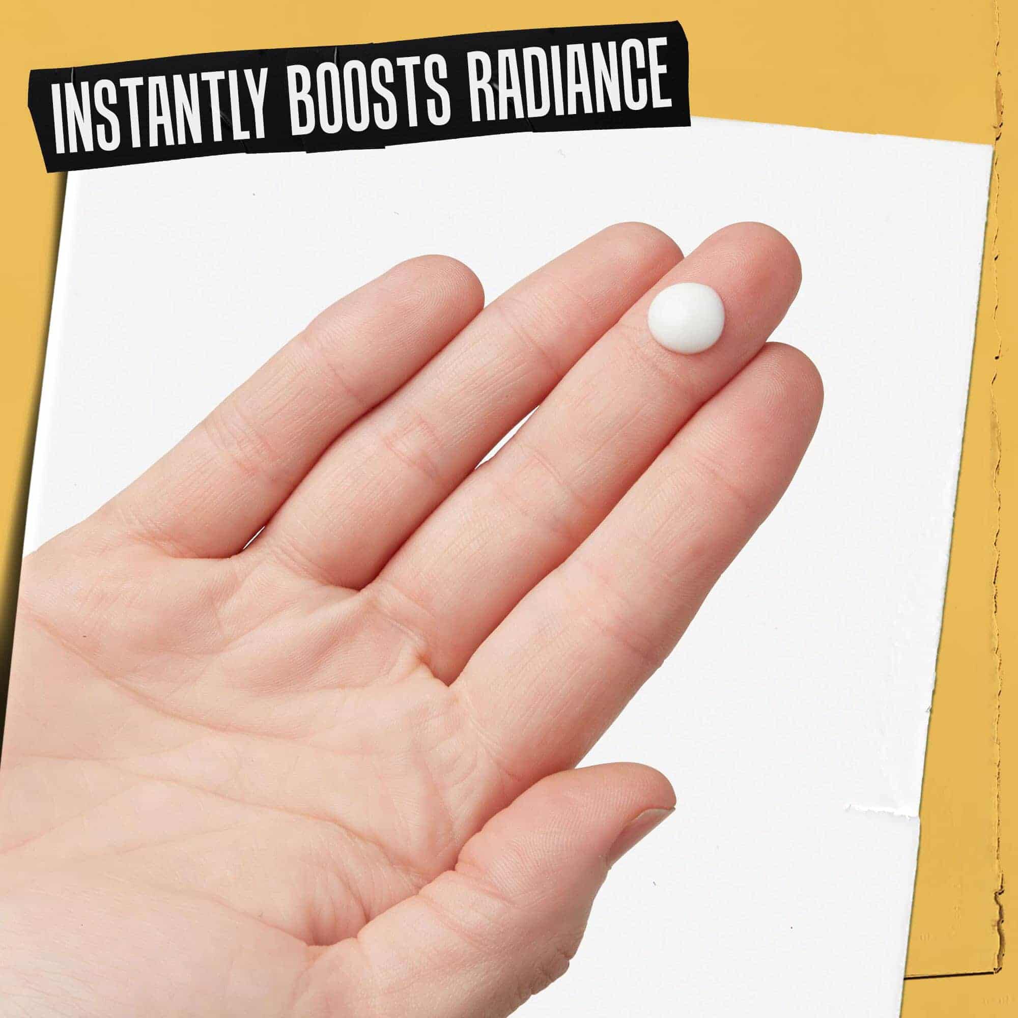 Une main avec du Powerful-Strength Line-Reducing Concentrate, avec la mention « Booste instantanement l'eclat ».