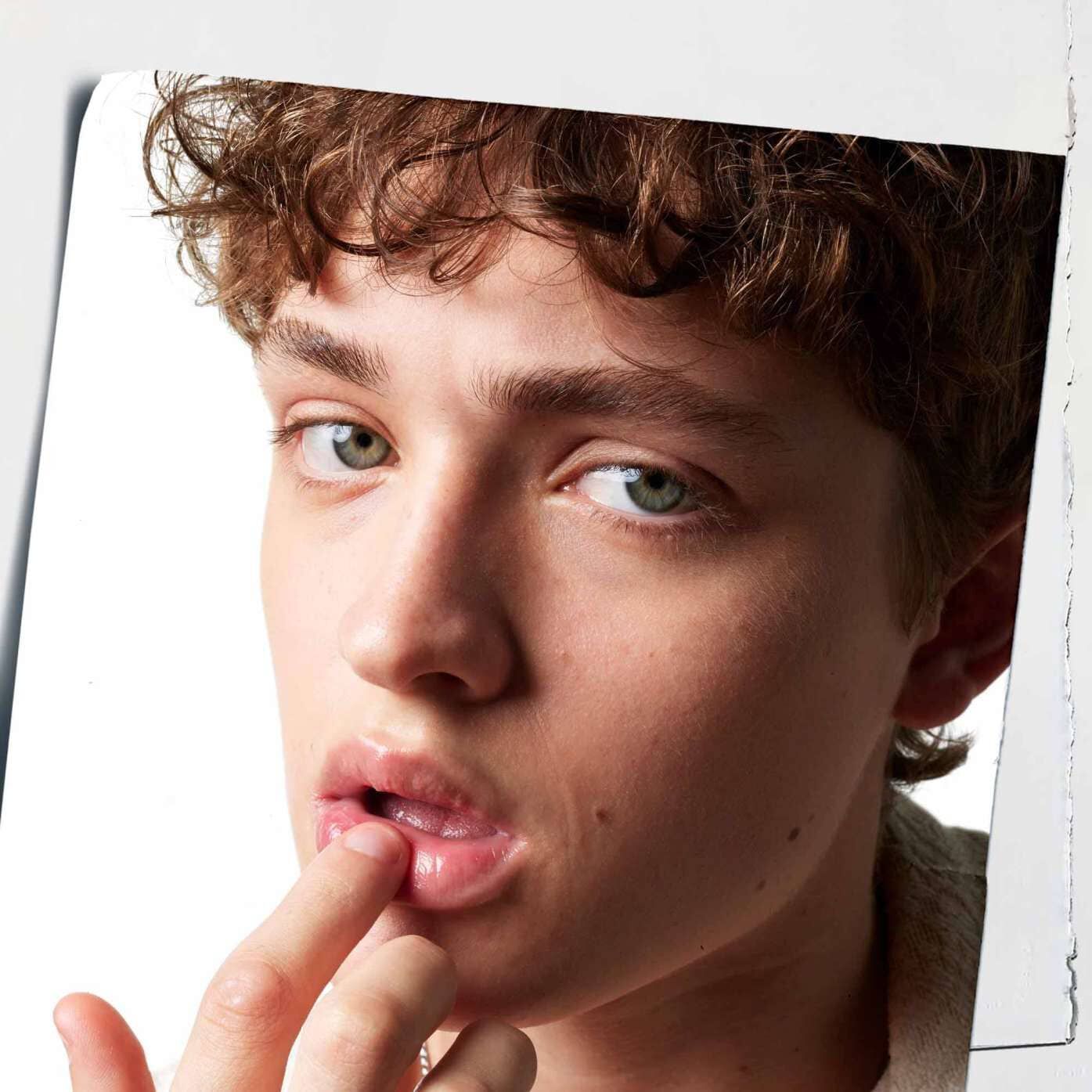 Lip Balm #1 wordt aangebracht op de lippen, wat het hydraterende effect op de huid demonstreert.