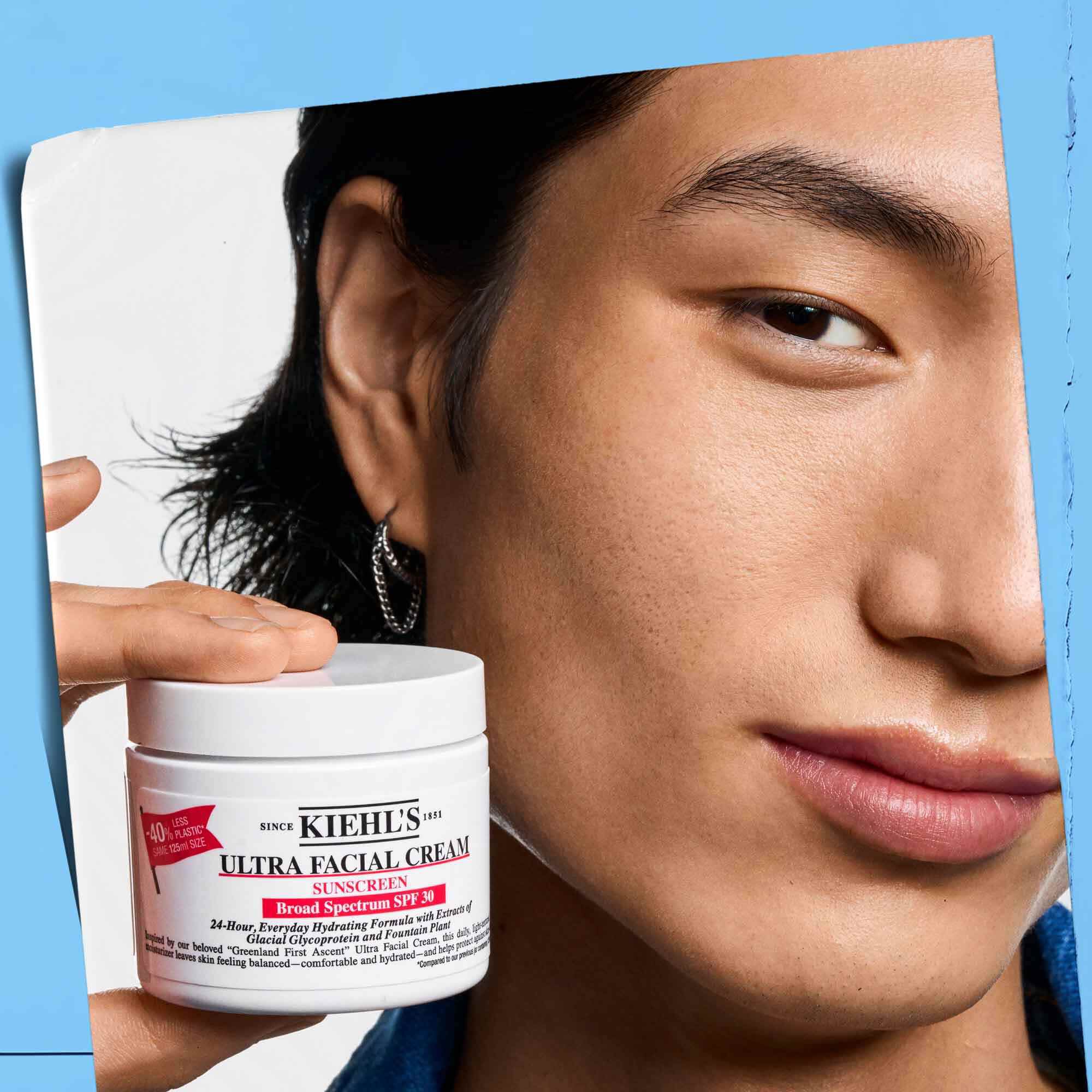 Creme Ultra Facial Cream SPF 30 tenue en main, illustrant sa portabilite et sa facilite d'utilisation.