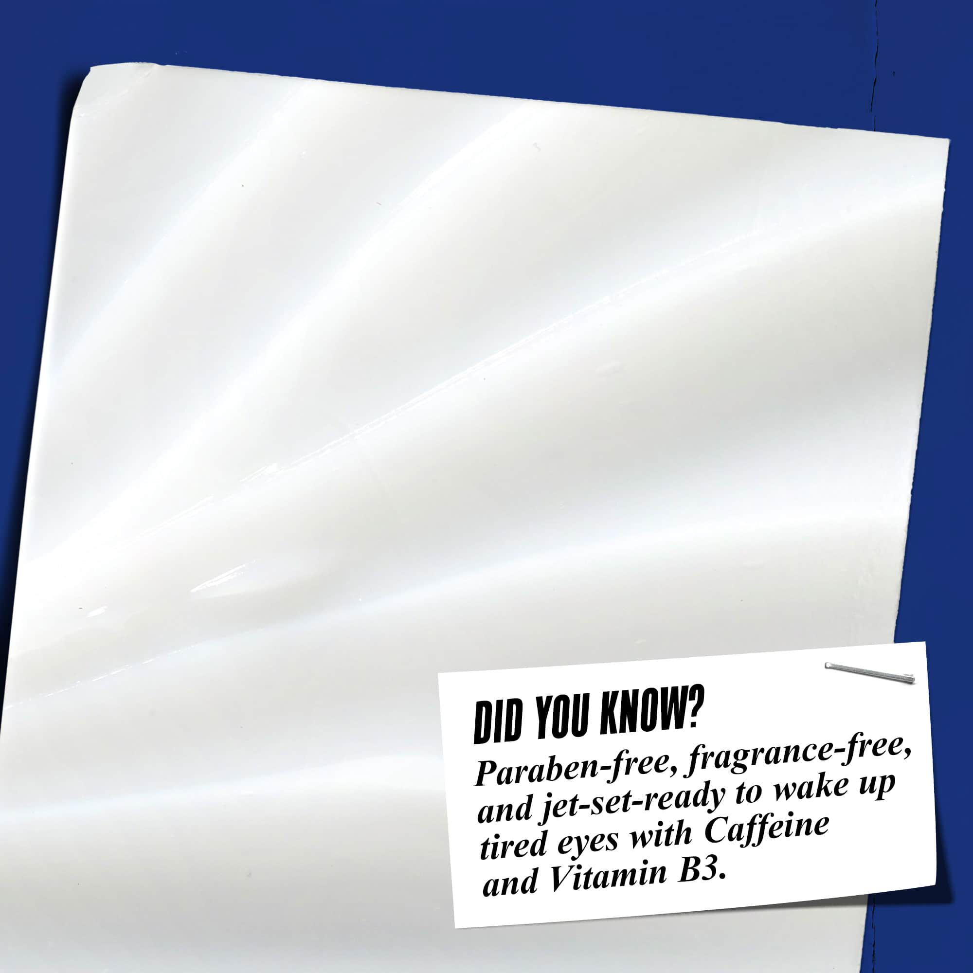 Gros plan sur la texture du Facial Fuel Eye Fuel. Le texte indique : « Le saviez-vous ? Sans paraben, sans parfum et sans huile minerale pour reveiller les yeux fatigues avec de la vitamine B3 et de la cafeine. »