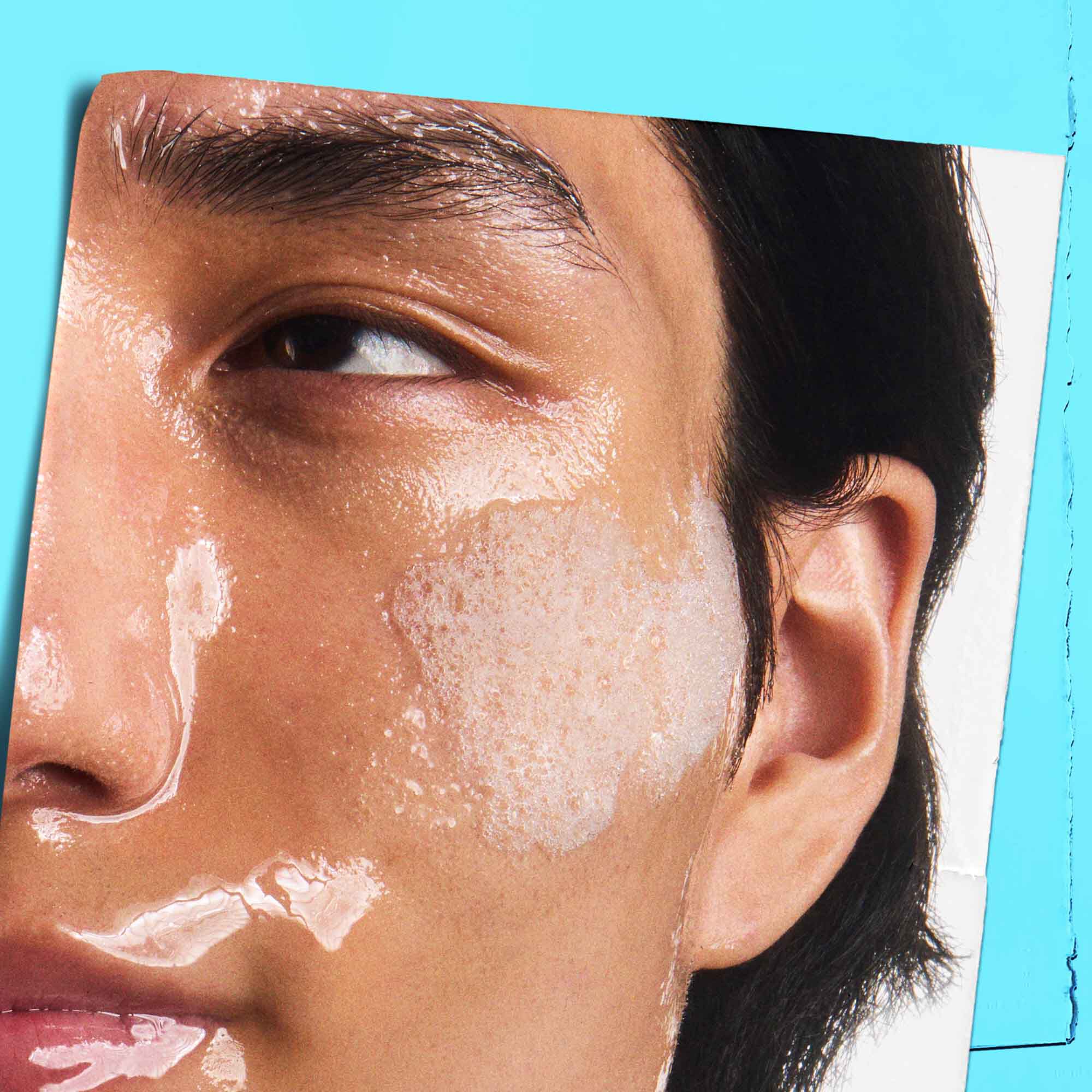 Ultra Facial Oil-Free Cleanser wordt op de huid aangebracht.