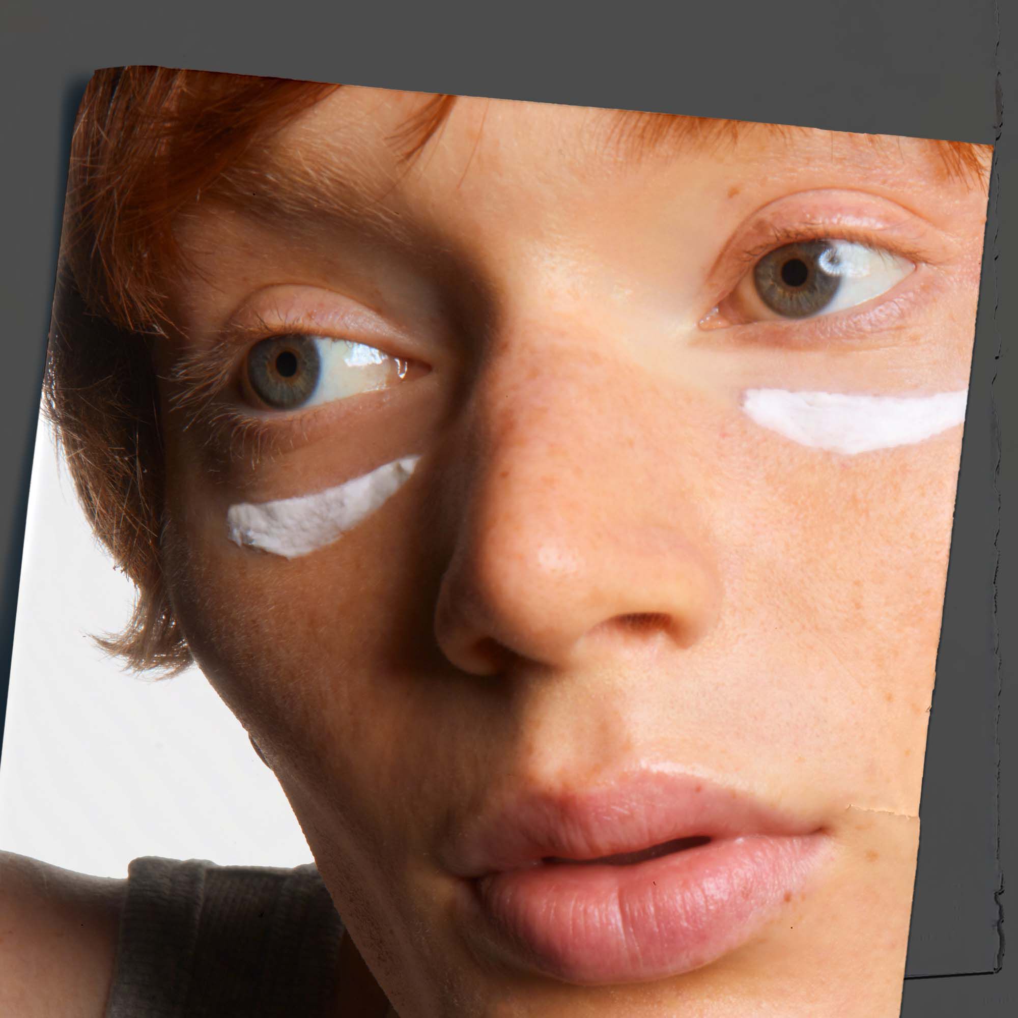 Close-up van de huid die het aanbrengen van Kiehl's Age Defender Eye Repair toont.