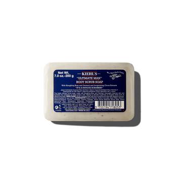 Un pain de savon de 200 g Ultimate Man Body Scrub Soap de Kiehl's sur fond blanc.