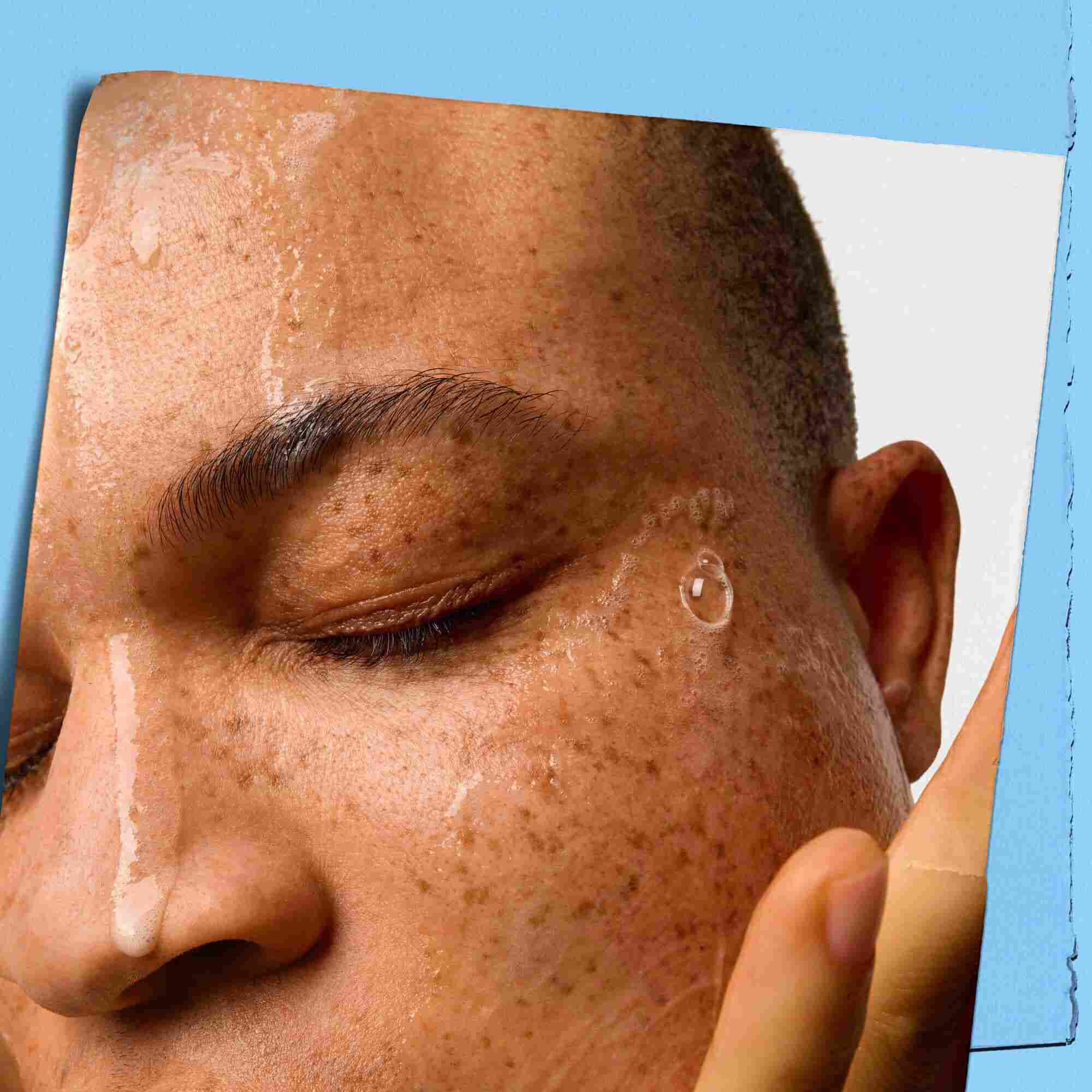 Mannequin avec l'Ultra Facial Cleanser de Kiehl's sur son visage