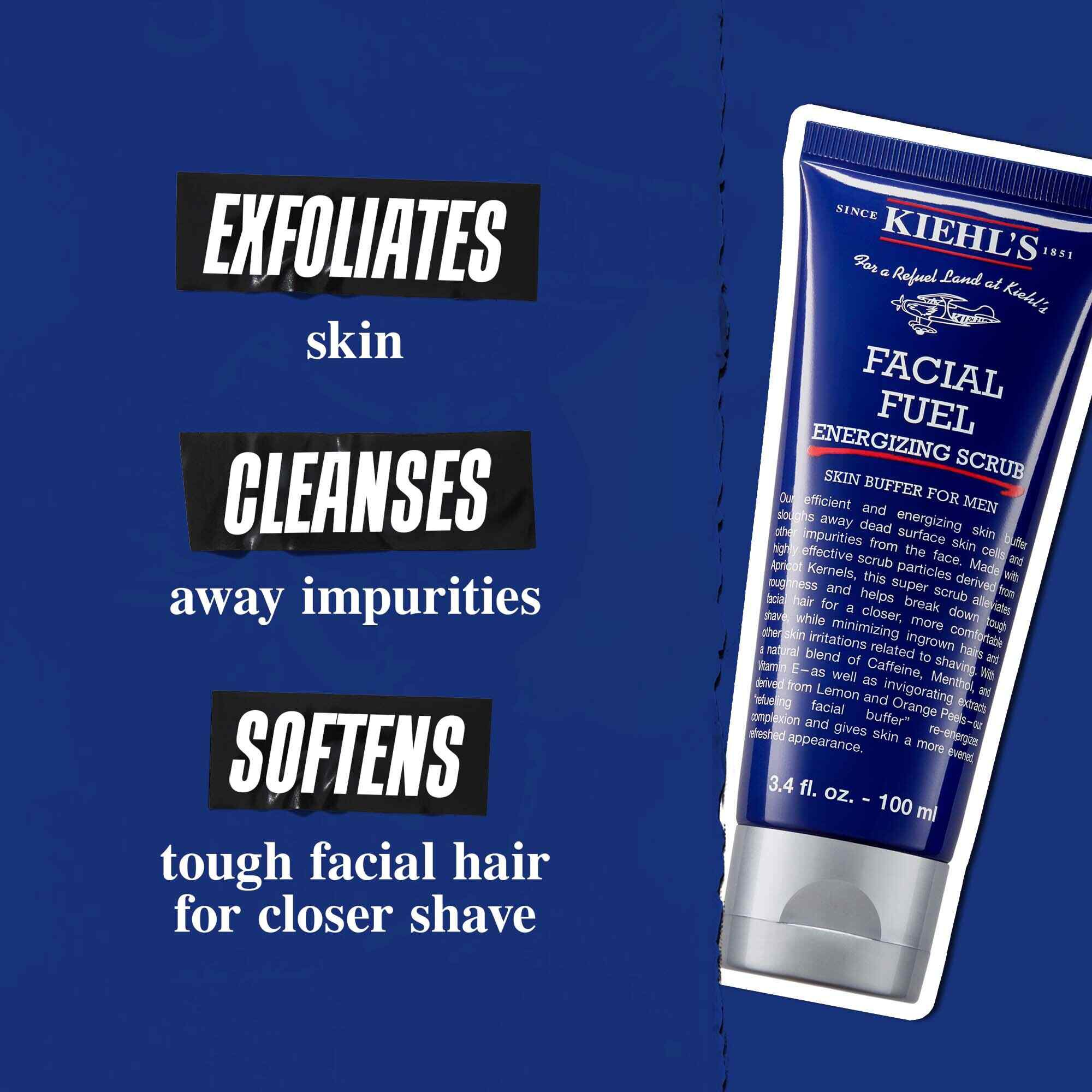Tube Facial Fuel Energizing Scrub tegen een donkerblauwe achtergrond. Tekst luidt: "Exfolieert de huid, reinigt onzuiverheden en verzacht stugge gezichtsharen voor een gladdere scheerbeurt."