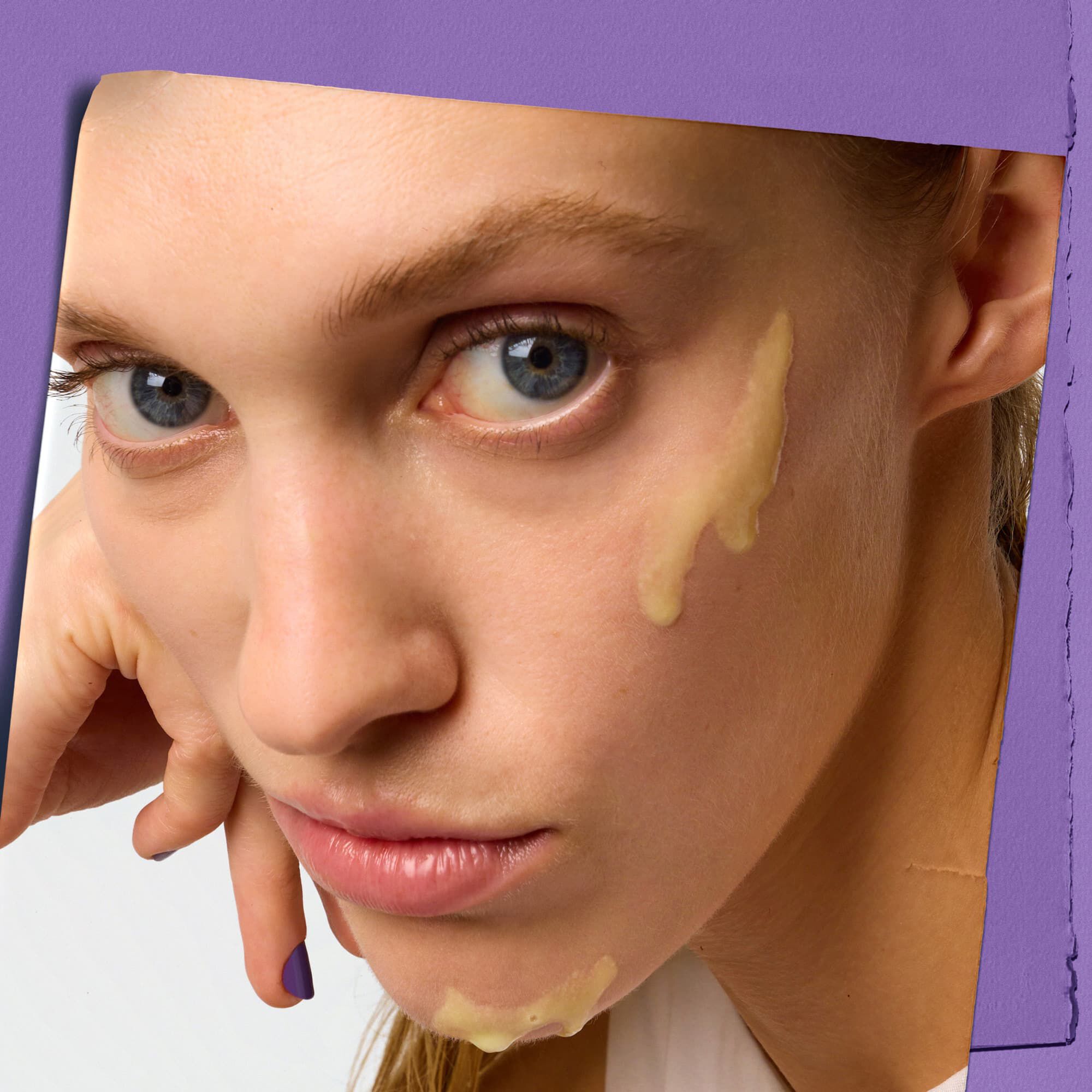 Mannequin avec un echantillon du Serum de Nuit Reducteur de Rides au Retinol a Liberation Rapide de Kiehl's sur son visage