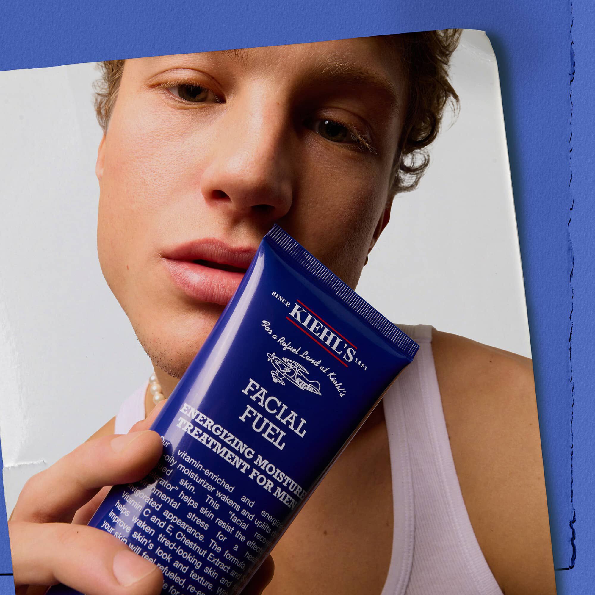 Mannequin tenant le soin hydratant visage energisant pour homme Facial Fuel de Kiehl's