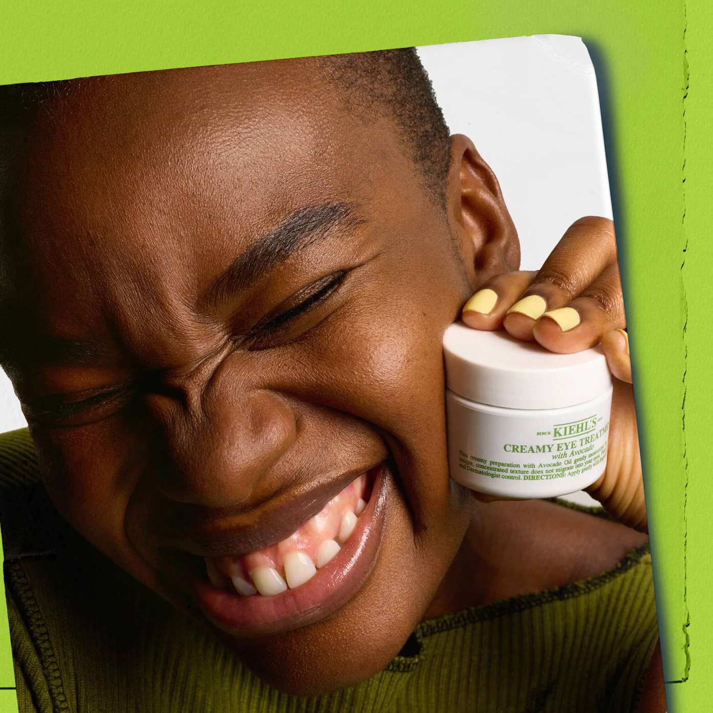 Mannequin tenant un pot de Soin Yeux Avocat Kiehl's