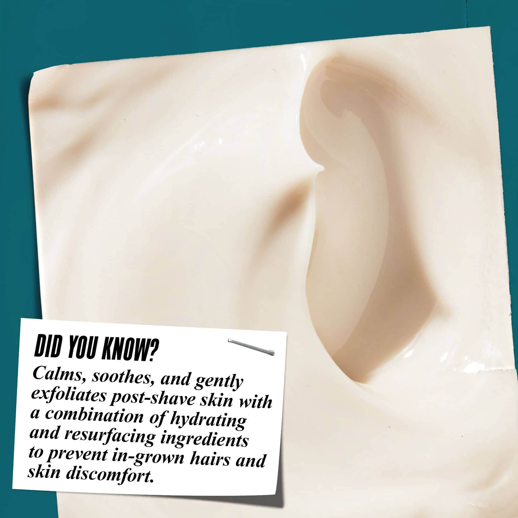 Gros plan sur la texture de la Close Shavers Squadron Smooth Glider Precision Shave Lotion. Le texte indique « Le saviez-vous ? Calme, apaise et exfolie en douceur la peau apres le rasage grace a des ingredients hydratants et rajeunissants pour reduire les boutons de rasage et l'inconfort cutane. »