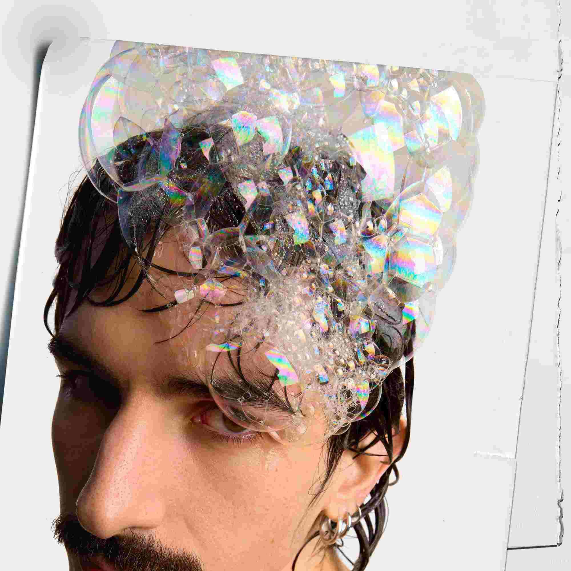 Mannequin avec des bulles sur la tete provenant du shampoing Amino Acid de Kiehl's