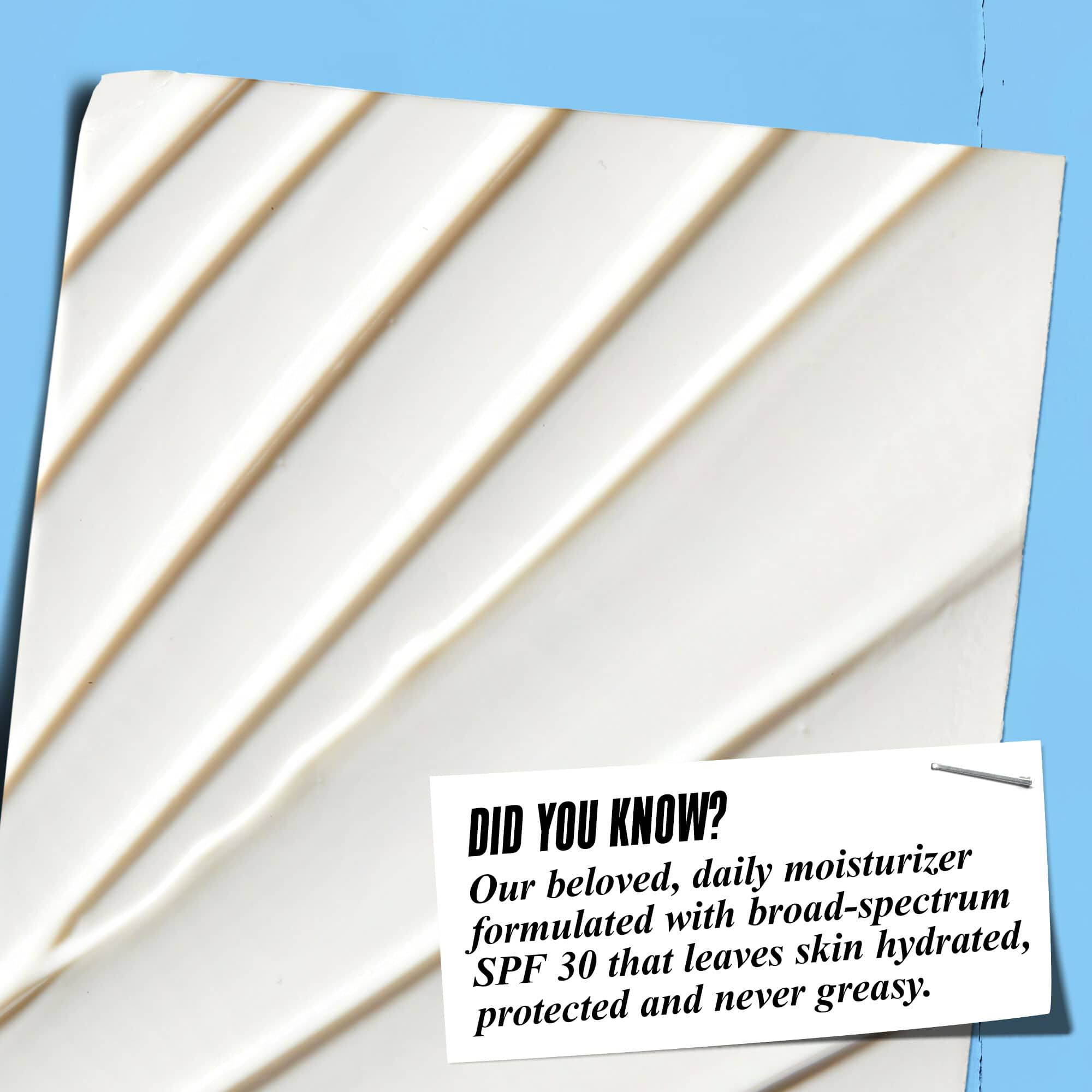 Gros plan sur la texture de la creme Ultra Facial Cream SPF 30 avec le texte : « Le saviez-vous ? Notre creme hydratante quotidienne bien-aimee, formulee avec un SPF 30 a large spectre, laisse la peau hydratee, protegee et jamais grasse. »