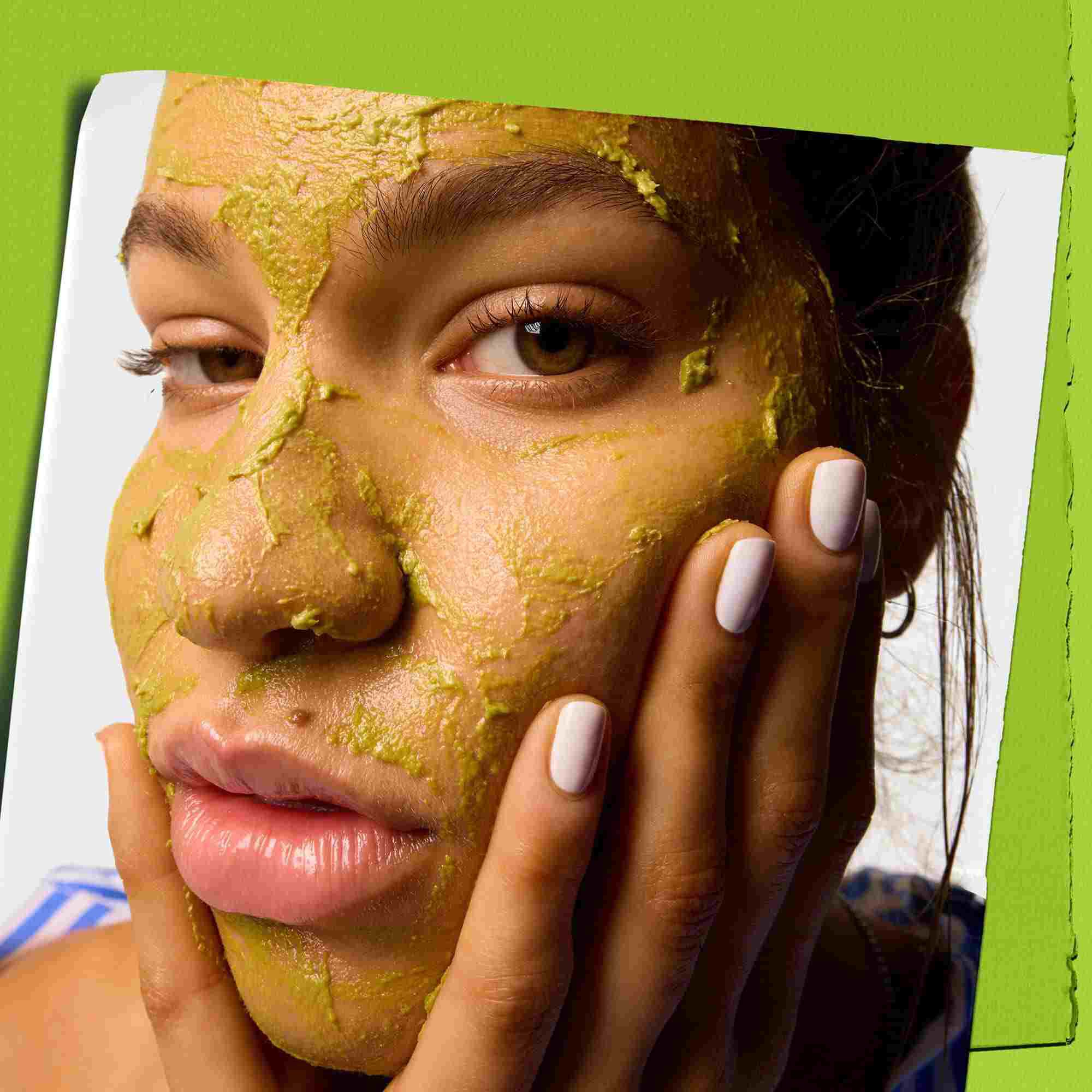Mannequin appliquant le Masque Hydratant Nourrissant a l'Avocat Kiehl's sur son visage
