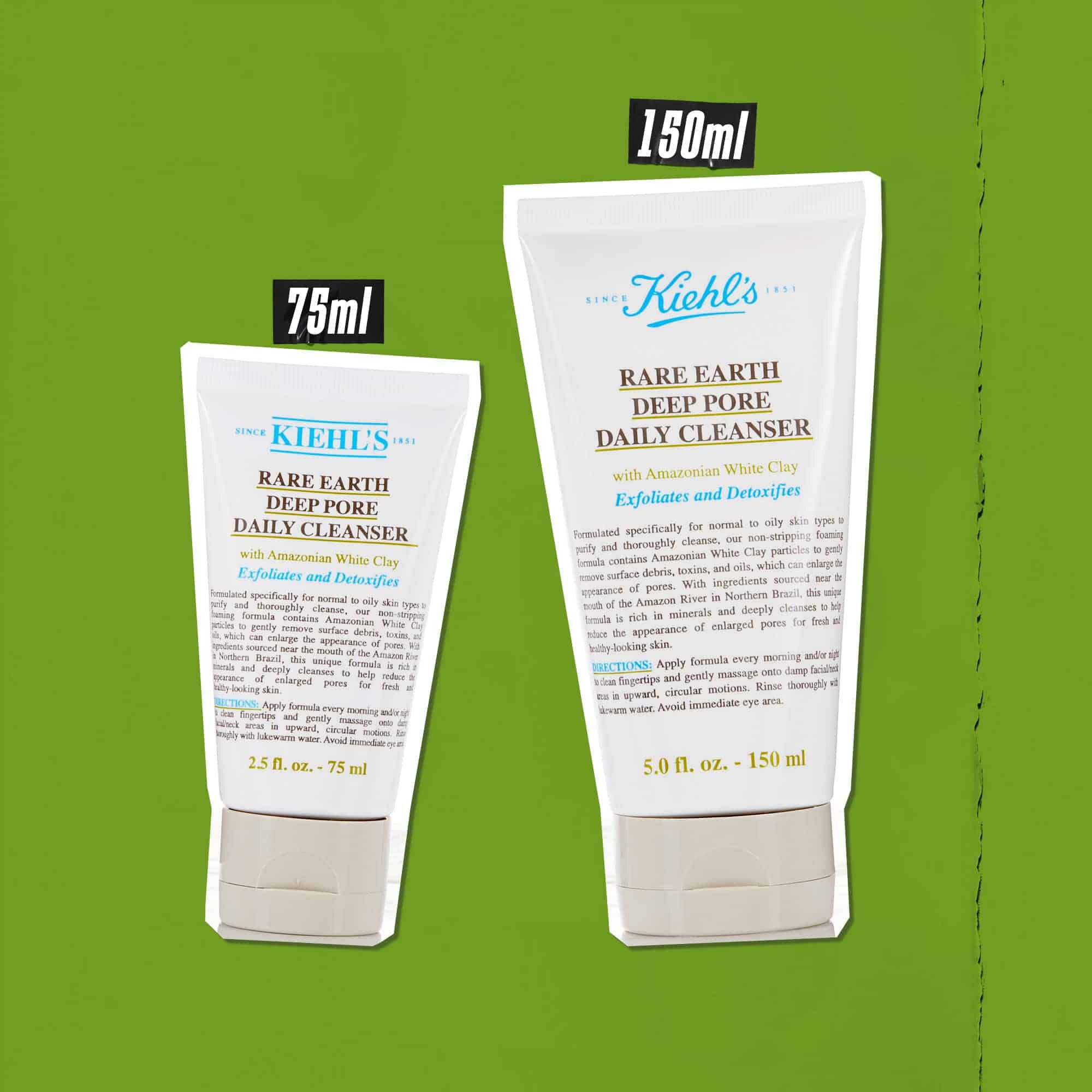 Trois tubes de nettoyant Rare Earth Deep Pore Daily Cleanser de differentes tailles (75 ml, 125 ml, 150 ml) sur fond vert.
