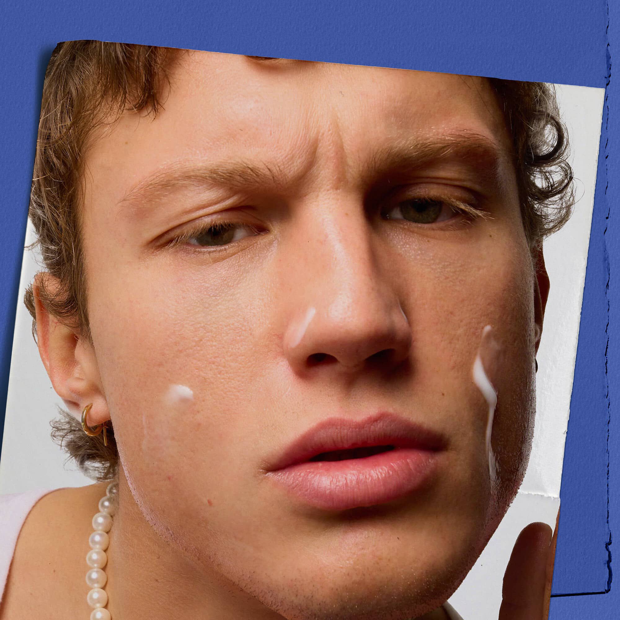 Mannequin avec le Soin Hydratant Energisant Facial Fuel pour homme sur le visage